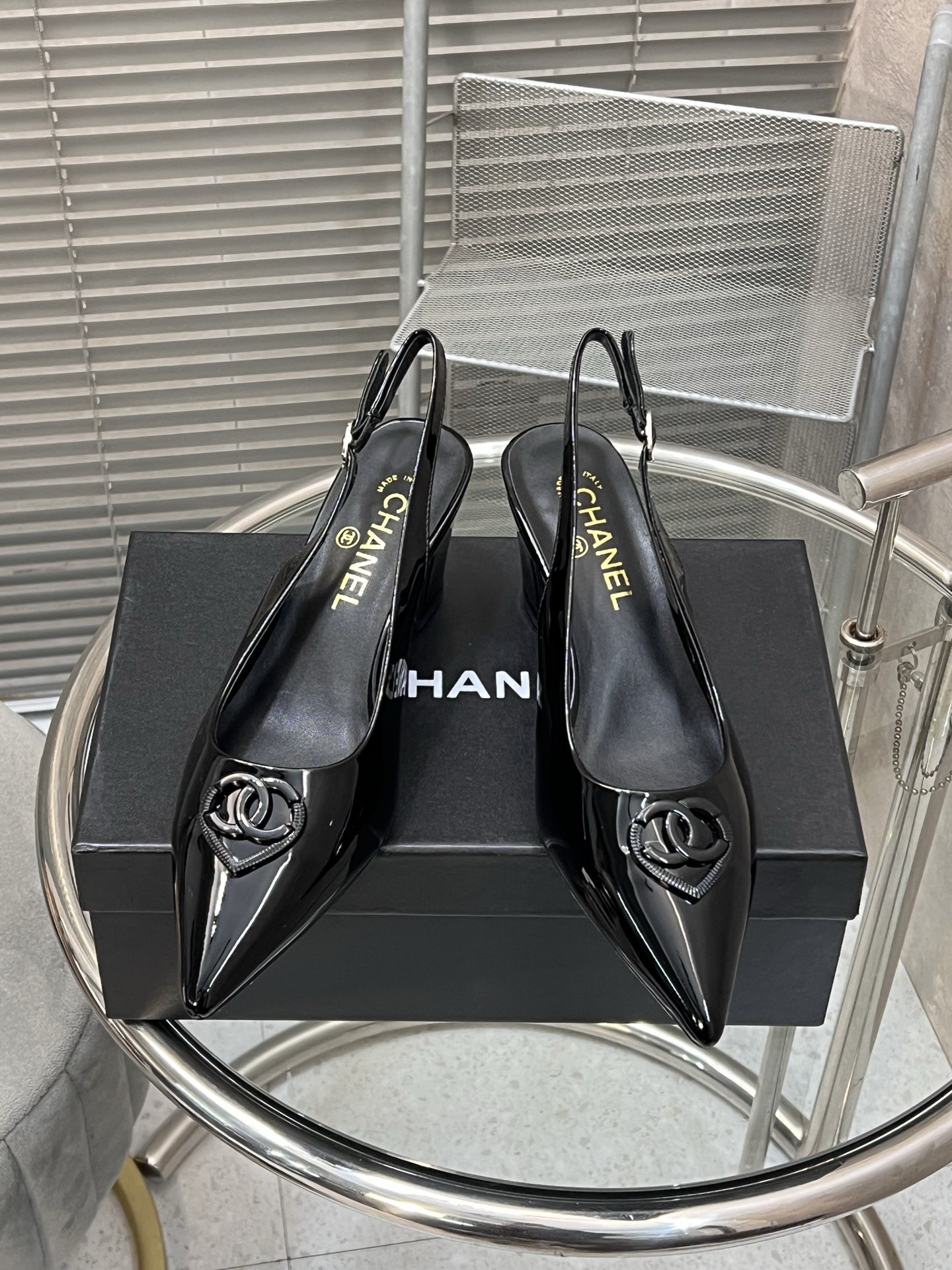 NO:231825,Chanel Xiaoxiang new love pointed toe single shoes, imported sheepskin/paper leather surface, footbed inside sheepskin, original genuine leather outsole, heel height 6cm Size: 35-40 (customized for 40), single shoes, chanel, sheepskin, Leather soles19860909Chanel 小香新款爱心尖头单鞋 鞋面进口羊皮/漆皮面 垫脚内里羊皮, 原版真皮大底 跟高6cm Size:35-40（40定做）,单鞋,chanel,sheepskin,Leather soles,Women's Shoes