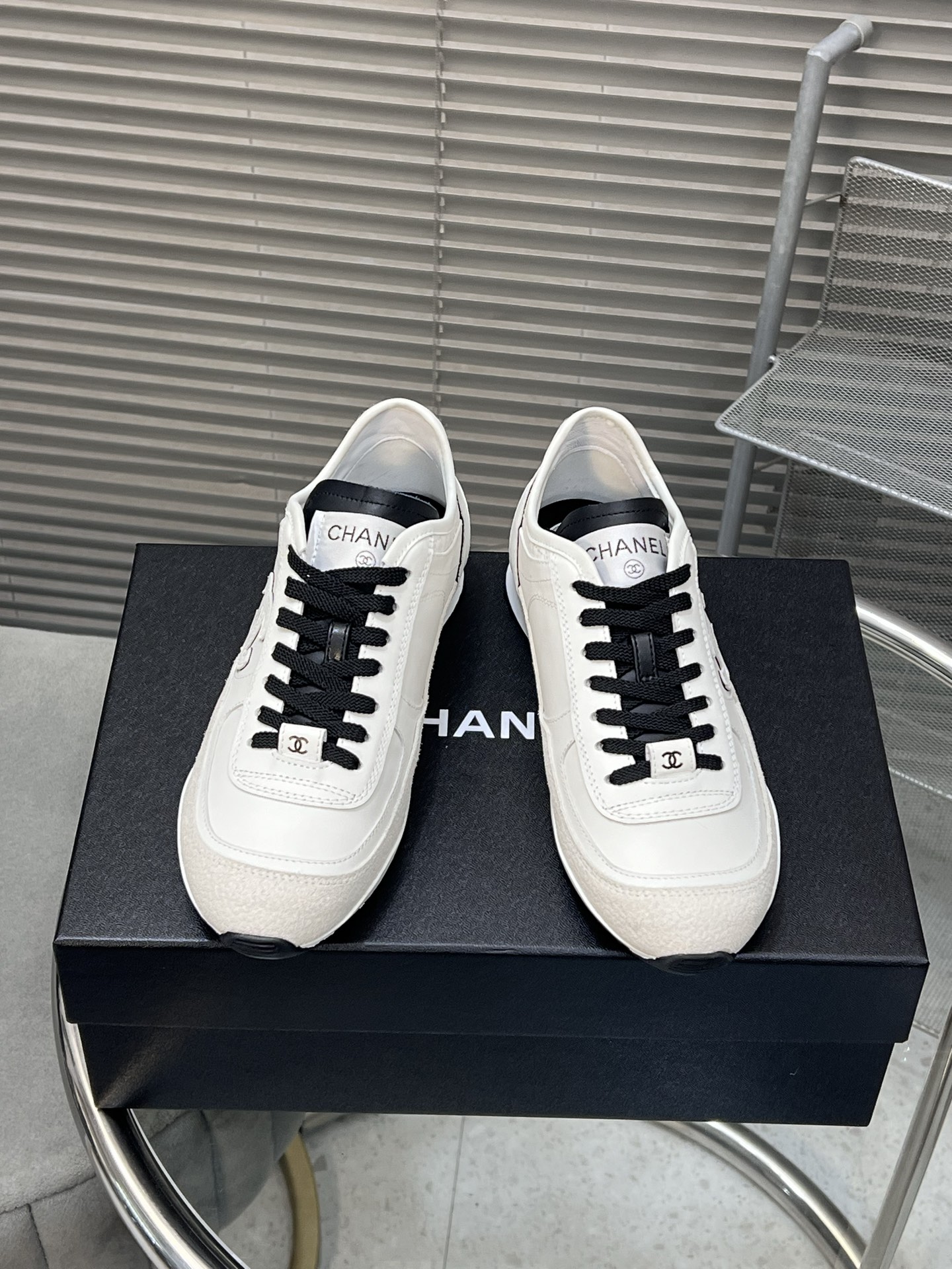 NO:231810,Chanel-Chanel-2025 counter top casual sneakers This classic design; the upper has a variety of craftsmanship and electric embroidery styles; the sole is fashionable and sporty; it is an extraordinary variety of color matching elements... The diversified mix and match is very beautiful and versatile, casual, fashionable, sports, and outdoors can be taken into account... Go material The upper is made of original imported high mercerized embossed beef reverse velvet   calfskin The inner is made of original imported breathable sheepskin lining. The sole is based on the original TPU combination sole. The counter is boutique packaging for women 35–41, casual shoes/sports shoes, chanel, chanel, sneakers, cowhide, sheepskin19860909Chanel香奈儿——2025专柜顶级休闲款运动鞋 这款经典设计；鞋面多种工艺电绣的风格；大底却时尚运动；不平凡的拥入了多种配色元素…… 多元化混搭非常好看百搭,休闲,时尚,运动,户外都能兼顾…… Go 材料 鞋面采用 原版进口高丝光压纹牛反绒 小牛皮 内里采用 原版进口透气羊皮里 大底根据 原版TPU组合大底 专柜精品包装全套女35–41,休闲鞋/运动鞋,chanel,chanel,sneakers,cowhide,sheepskin,Women's Shoes