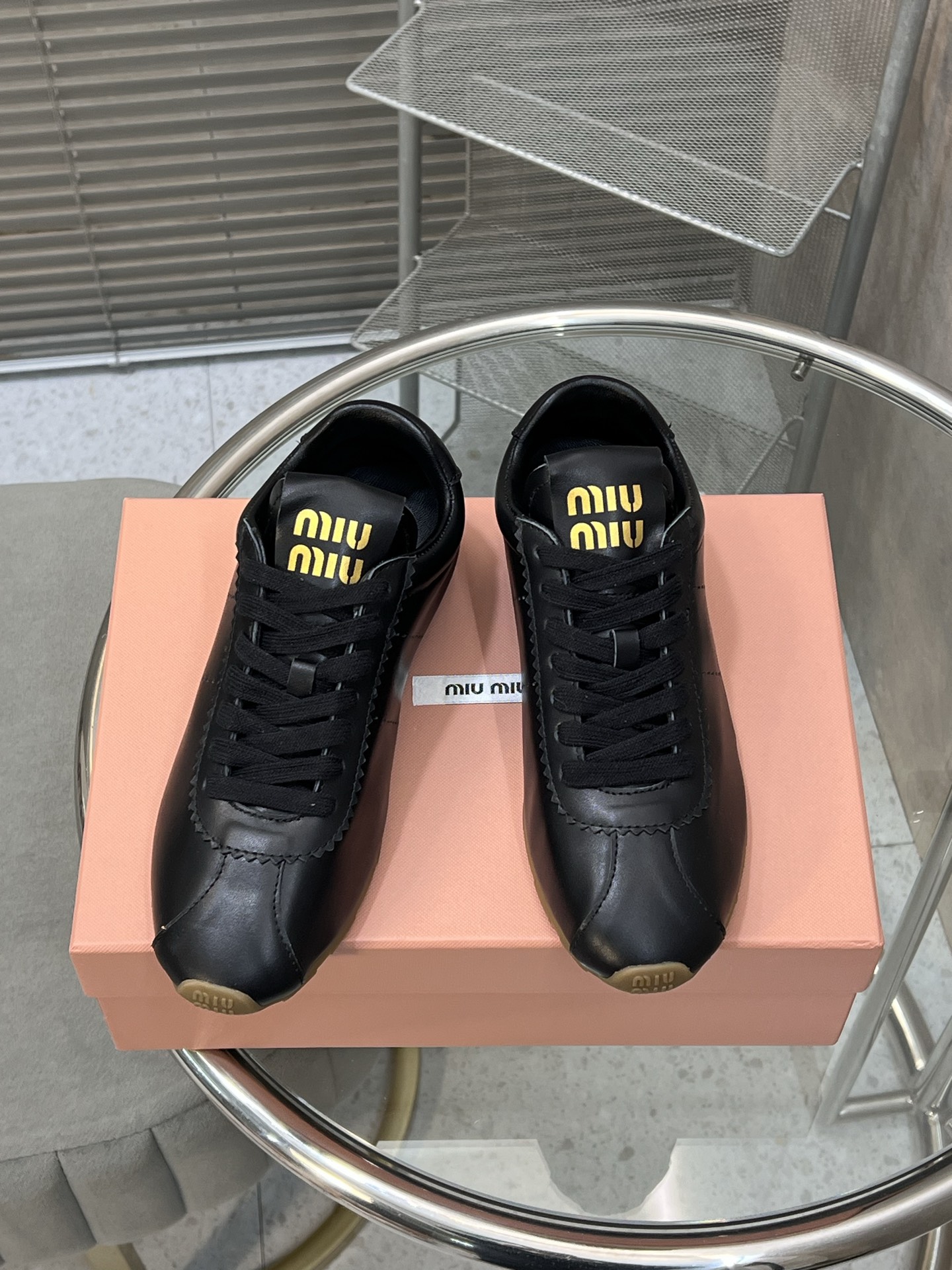 NO:231813,MiuMiu Miu's new lightweight sneakers in early spring, the pair of sneakers that were revealed on the show of Miao Miu's grand shoes have been launched in the market after the official websites of major purchasing agents around the world. It is simple and casual and unruly, and can reflect the beauty of tannins. The whole pair of shoes is simple and fashionable, and the feet are very light and versatile!  Fabric: Frosted leather/scrub color calfskin/cowhide Inner: Sheepskin inner lining Original molded outsole Size: 35-39 (customized for 40), casual shoes/sports shoes, miumiu, sneakers, cowhide, sheepskin19860909MiuMiu 缪缪早春新品轻便球鞋德训鞋,缪缪大秀上爆出的这双球鞋 后全球各大代购官网火爆上市. 简单很随意不羁又能体现单宁美感,整双鞋子设计简约时尚,上脚非常轻便 百搭！ 面料: 磨砂皮/擦色小牛皮/牛皮 内里: 羊皮内里 原版开模大底 Size:35-39（40定做）,休闲鞋/运动鞋,miumiu,sneakers,cowhide,sheepskin,Women's Shoes