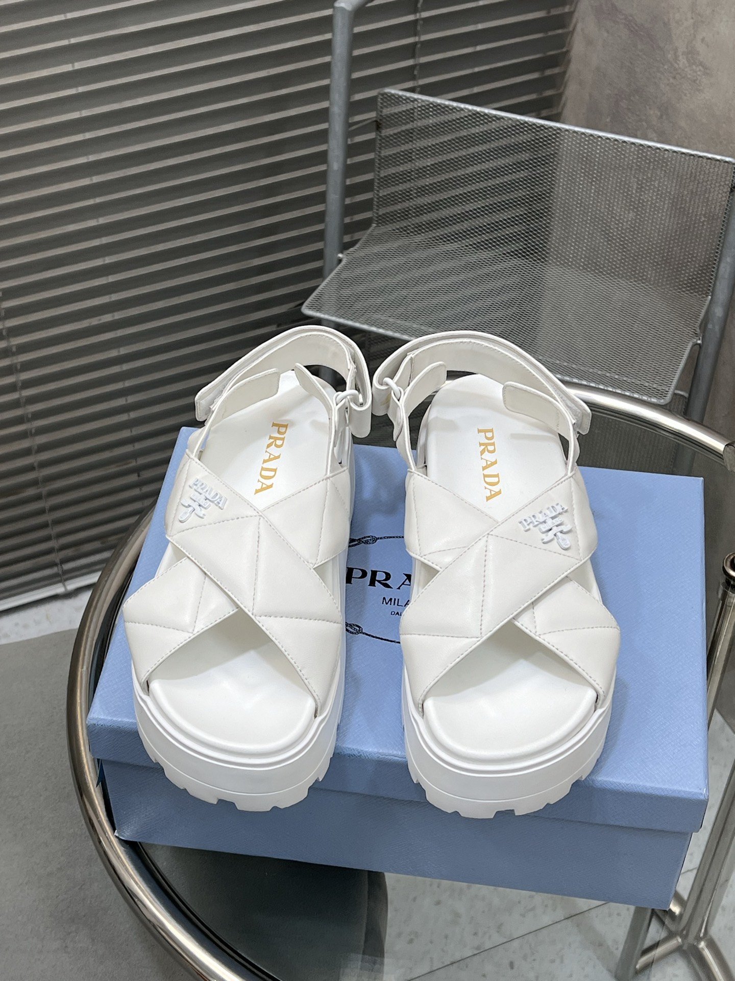 NO:231829,Prada summer new thick-soled sandals, this year Prada is simply amazing, all looks good, these shoes feel great to wear, they look great, they make their legs look long, fashionable and versatile, summer must-have imported sheepskin fabric imported sheepskin footbed imported sheepskin, original open molded sole size 35-40 (40 fixed), slippers, prada, prada, sandals, slippers, sheepskin19860909Prada 夏季新款厚底凉鞋 ,今年普拉达简直逆天了,款款都好看,这款鞋子穿上舒服感太棒了,巨显腿长,时尚百搭款式, 夏季必备 面料进口羊皮  内里进口绵羊皮 垫脚进口绵羊皮 大底原版开模大底 码数35-40（40定）,拖鞋,prada,prada,sandals,slippers,sheepskin,Women's Shoes