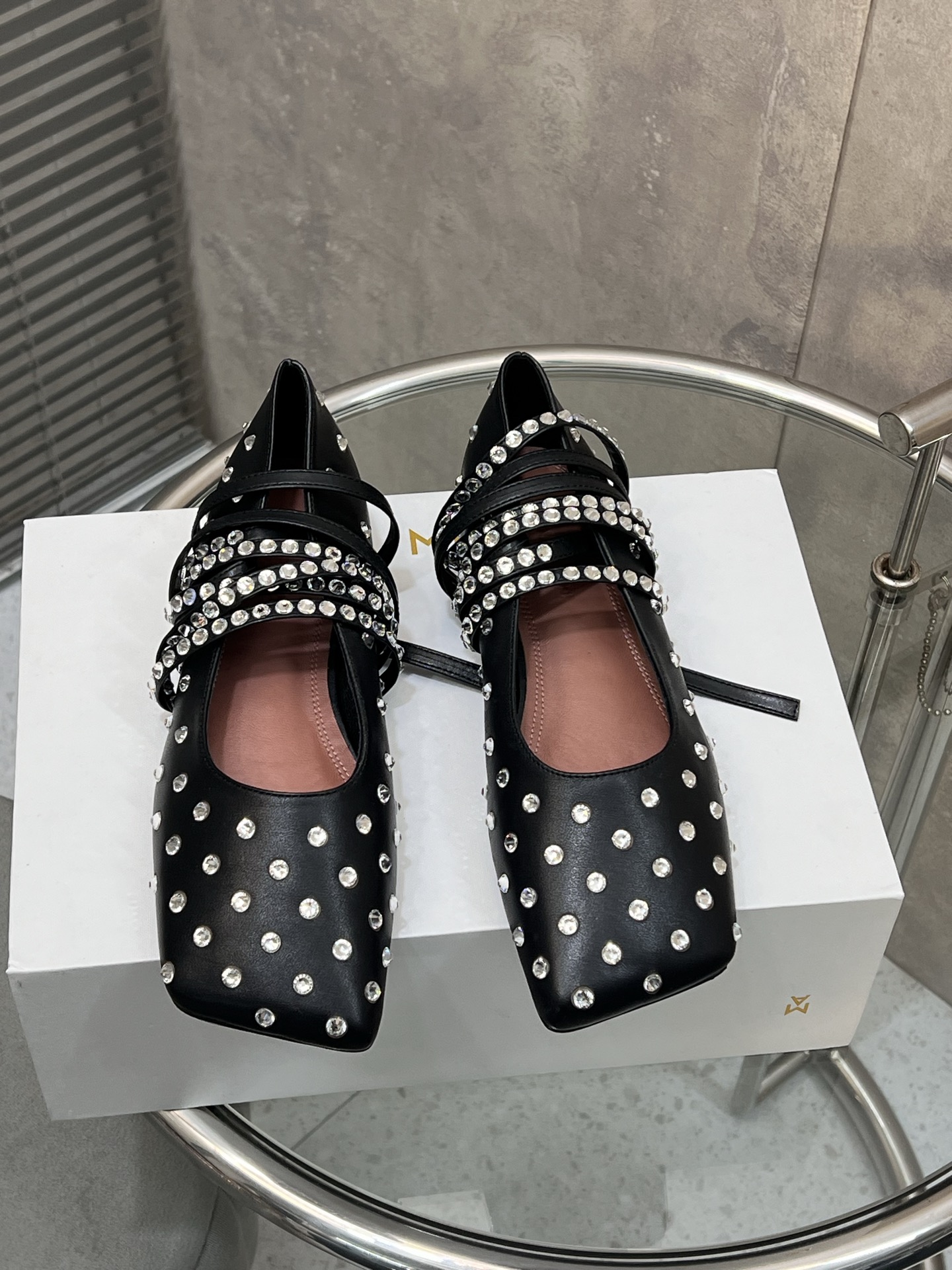 NO:231841,Top version!  High quality!  Amina Muaddi, a niche trendy brand, spring and summer new product, diagonal square head iron diamond strap flat single shoes ballet shoes, purchasing level, new product is super eye-catching, the real lady is beautiful, the square head is so lovely, and the foot is super beautiful!  A must-have item in spring and summer!  Imported cowhide/silk diamonds, inner foot pads and imported sheepskin imported from Italy, imported genuine leather sole size: 35-42 (40 41 42 orders, no return or exchange), ballet shoes, cowhide, sheepskin, Leather soles19860909顶级版！ 高品质！小众潮牌Amina Muaddi 春夏新品斜方头烫钻绑带平底单鞋芭蕾鞋 代购级别 新品超级吸眼 真真太太太好看了 方头配爱心钻绝了 上脚超好看！春夏必备单品！ 鞋面进口牛皮/烫钻 内里垫脚进口羊皮 意大利进口原色真皮大底 码数:35-42（40 41 42订不退换）,芭蕾舞鞋,cowhide,sheepskin,Leather soles,Women's Shoes