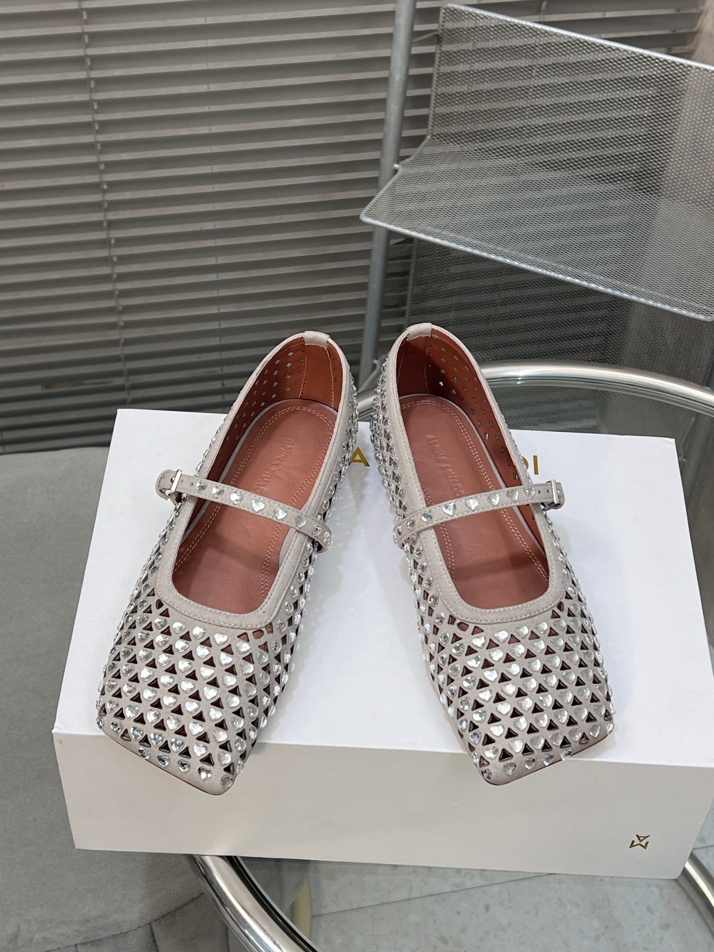 NO:231839,Top version!  High quality!  Amina Muaddi, a niche trendy brand, spring and summer new diagonal square-head love crystal shoes, punched hollow flat-soled loafer shoes!  Purchase level, the new product is super eye-catching, the real lady is so beautiful, the square head is so lovely, and the feet are so beautiful!  A must-have item in spring and summer!  Imported cowhide/Yangjing hot diamonds, inner foot pads and imported sheepskin imported from Italy, imported original color leather sole Size: 35-42 (40 41 42 orders, no return or exchange), ballet shoes, loafers, cowhide, sheepskin, sheep, Leather soles19860909顶级版！ 高品质！小众潮牌Amina Muaddi 春夏新品斜方头爱心水晶鞋冲孔镂空平底乐福鞋单鞋！ 代购级别 新品超级吸眼 真真太太太好看了 方头配爱心钻绝了 上脚超好看！春夏必备单品！ 鞋面进口牛皮/羊京烫钻 内里垫脚进口羊皮 意大利进口原色真皮大底 码数:35-42（40 41 42订不退换）,芭蕾舞鞋,loafers,cowhide,sheepskin,sheep,Leather soles,Women's Shoes