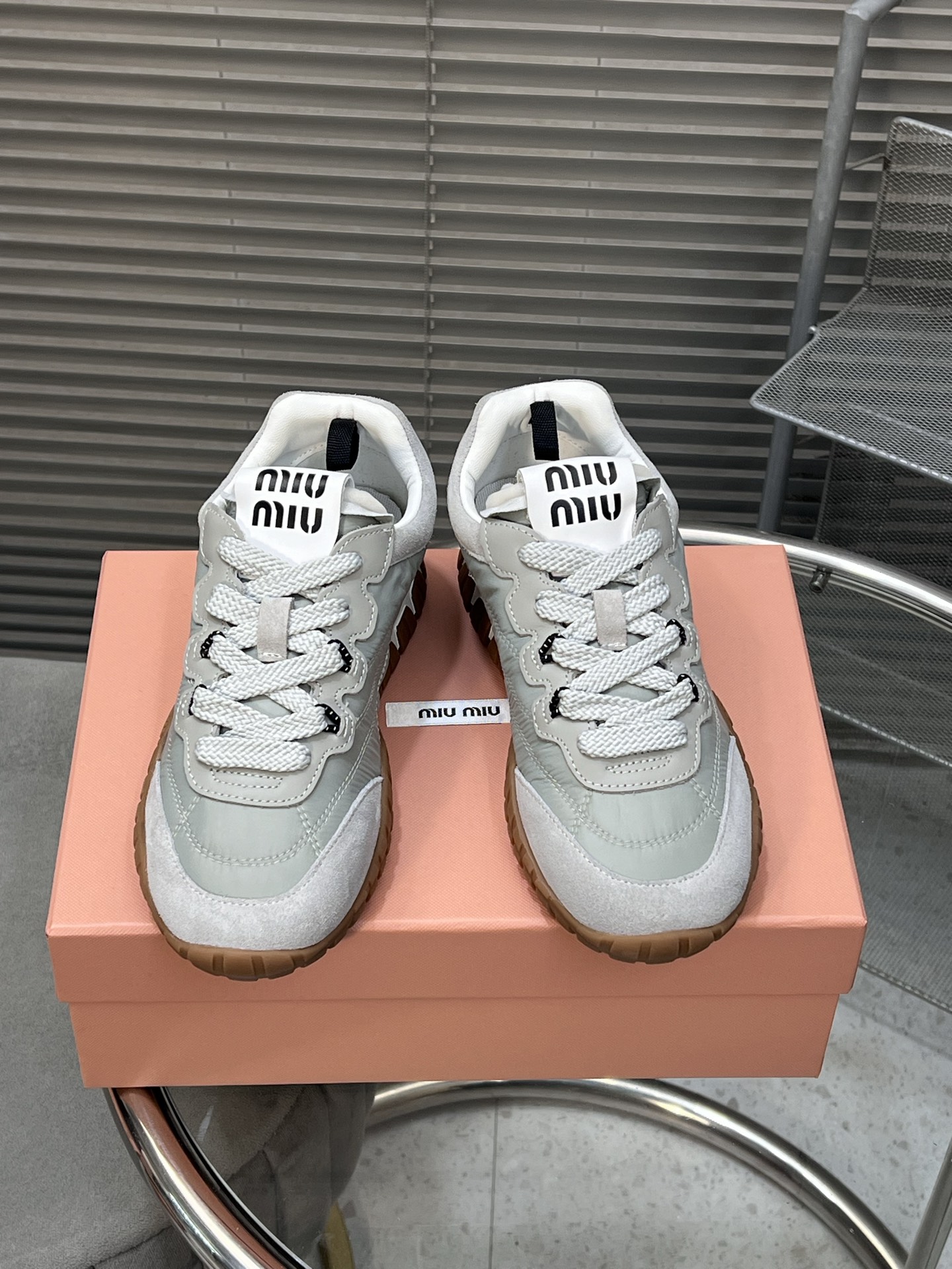 NO:231819,/#Mu Miu's new spring and summer style cookie shoes Forrest Gump shoes casual sneakers miumiu latest hits avant-garde and bold design. Miu Miu style is integrated with the simple lines of this thick-soled canvas sneaker. The chic logo is decorated on the tongue and back of the shoe, embellished with retro design, adding iconic elements!  Thick sole design defines avant-garde modern style. Original custom fabric/beef velvet. Original imported soft lamb wool. Original open molded anti-slip rubber outsole. Sole thickness is about 4.5cm. Size35-40 (40 customization is not returned or exchanged), casual shoes/sports shoes, miumiu, sneakers19860909/#缪缪春夏新款 饼干鞋 阿甘鞋休闲运动鞋 miumiu最新爆款 前卫大胆的设计,Miu Miu风格融于此款厚底帆布运动鞋的简约线条, 别致徽标饰于鞋舌与背面,点缀复古设计,平添标志性元素！厚底设计定义前卫的现代风格 面料原版定制布料/牛反绒 内里原版进口柔软羊羔毛 鞋底原版开模防滑橡胶大底 底厚约4.5cm Size35-40（40定制不退换）,休闲鞋/运动鞋,miumiu,sneakers,Women's Shoes