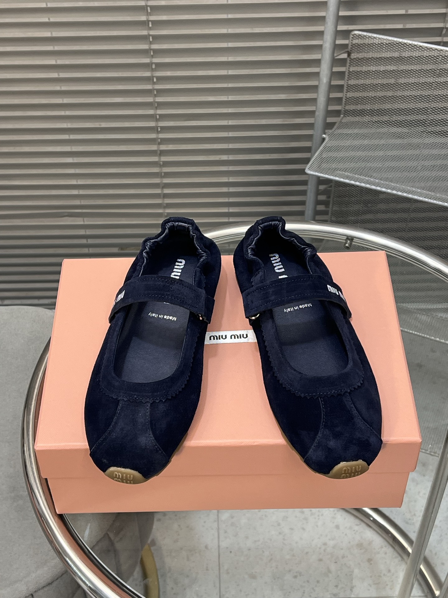 NO:231816,/#Mu Miu's new spring and summer style cookie shoes Forrest Gump shoes casual sneakers miumiu latest hits avant-garde and bold design. Miu Miu style is integrated with the simple lines of this thick-soled canvas sneaker. The chic logo is decorated on the tongue and back of the shoe, embellished with retro design, adding iconic elements!  Thick sole design defines avant-garde modern style. Original custom fabric/beef velvet. Original imported soft sheepskin. Original open molded anti-slip rubber outsole. Size35-40 (40 customization, no return or exchange), casual shoes/sports shoes, miumiu, sneakers, sheepskin19860909/#缪缪春夏新款 饼干鞋 阿甘鞋休闲运动鞋 miumiu最新爆款 前卫大胆的设计,Miu Miu风格融于此款厚底帆布运动鞋的简约线条, 别致徽标饰于鞋舌与背面,点缀复古设计,平添标志性元素！厚底设计定义前卫的现代风格 面料原版定制布料/牛反绒 内里原版进口柔软羊皮 鞋底原版开模防滑橡胶大底 Size35-40（40定制不退换）,休闲鞋/运动鞋,miumiu,sneakers,sheepskin,Women's Shoes