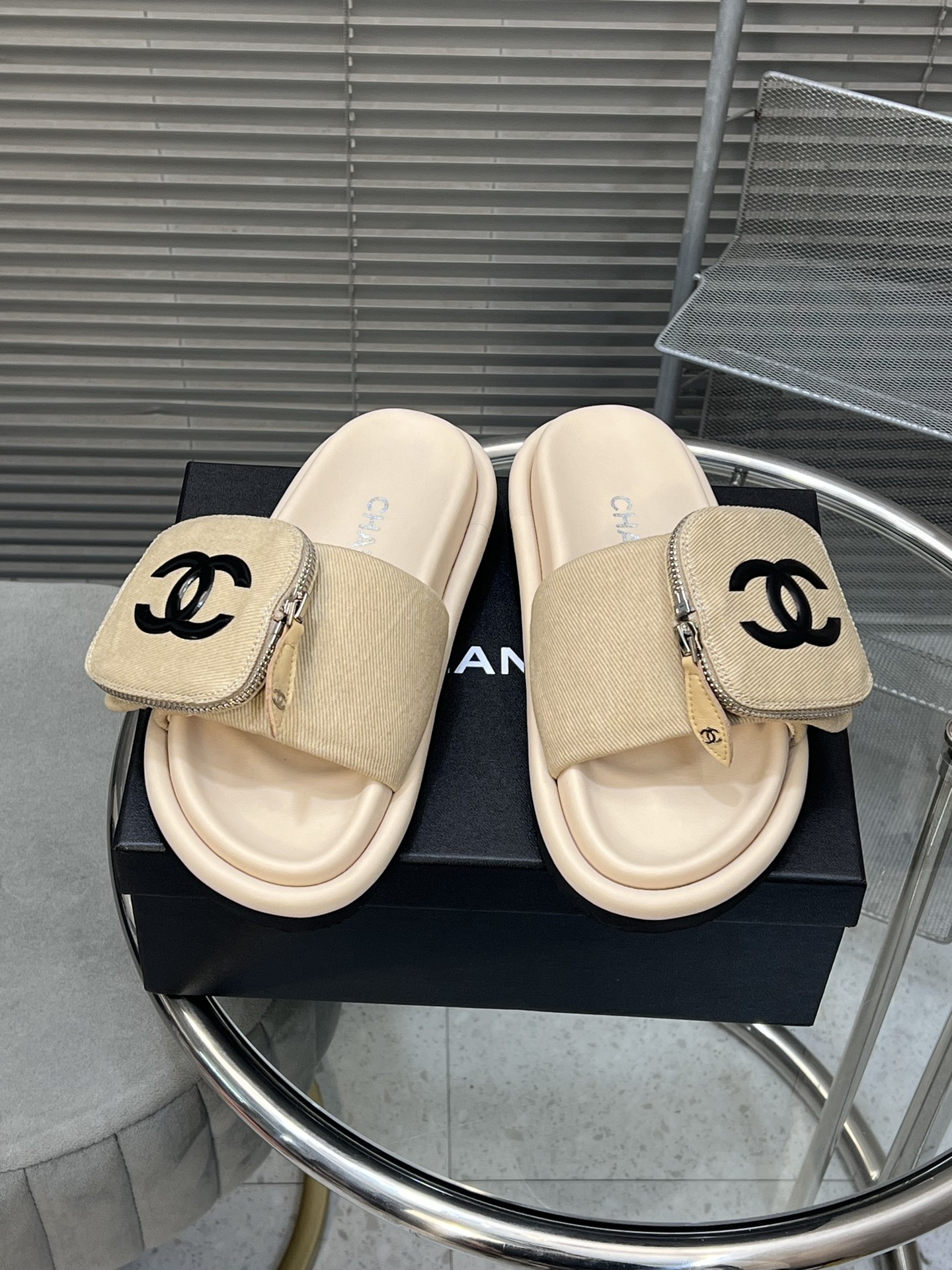 NO:231804,Exclusive new model Customized Xiaoxiang 2025 Spring and Summer New Model｜Velcro slippers Pocket slippers for women High-density foaming material, extremely lightweight, lambskin material along strips and foot pads!  Sole height 5cm Size35-40 (custom made of 40), slippers, slippers, sheepskin19860909独家新款 定制小香2025春夏新款｜魔术贴拖鞋口袋拖鞋女 鞋底高密度发泡材质,轻盈无比,沿条和垫脚小羊皮材质！鞋底高5cm Size35-40（40定做）,拖鞋,slippers,sheepskin,Women's Shoes