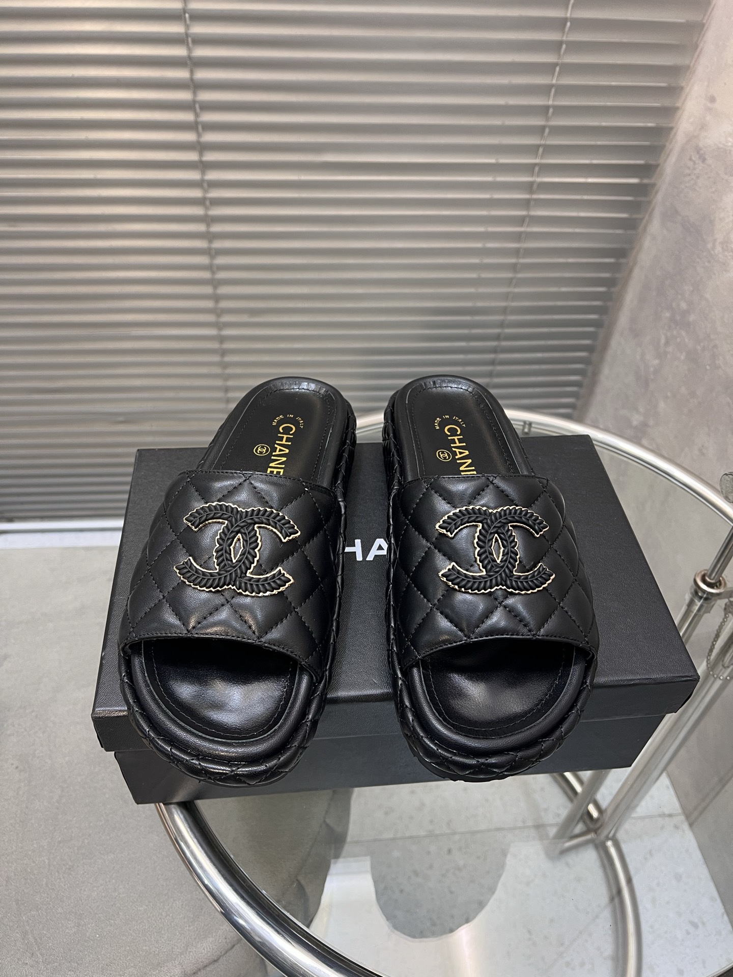 NO:231812,Top version of Chanel Xiaoxiang new spring and summer sandals and slippers!  Imported upper fabric, footbed inner sheepskin, original buckle original outsole Size:35-41 (customized by 40/41), slippers, chanel, sandals, slippers, sheepskin19860909顶级版 Chanel 小香新款春夏凉鞋拖鞋！ 鞋面进口面料, 垫脚内里羊皮, 原版扣饰 原版大底 Size:35-41（40/41定做）,拖鞋,chanel,sandals,slippers,sheepskin,Women's Shoes