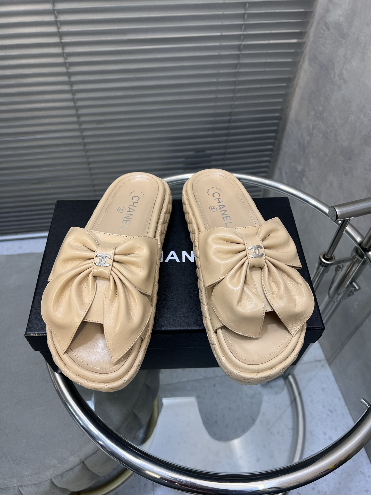 NO:231815,Top version of Chanel Xiaoxiang's new spring and summer bow thick-soled slippers sandals!  Imported sheepskin fabric on the upper, sheepskin with footrest, original buckle, original outsole Size:35-41 (customized by 40/41), slippers, chanel, sandals, slippers, sheepskin19860909顶级版 Chanel 小香新款春夏蝴蝶结厚底拖鞋凉鞋！ 鞋面进口羊皮面料, 垫脚内里羊皮, 原版扣饰 原版大底 Size:35-41（40/41定做）,拖鞋,chanel,sandals,slippers,sheepskin,Women's Shoes