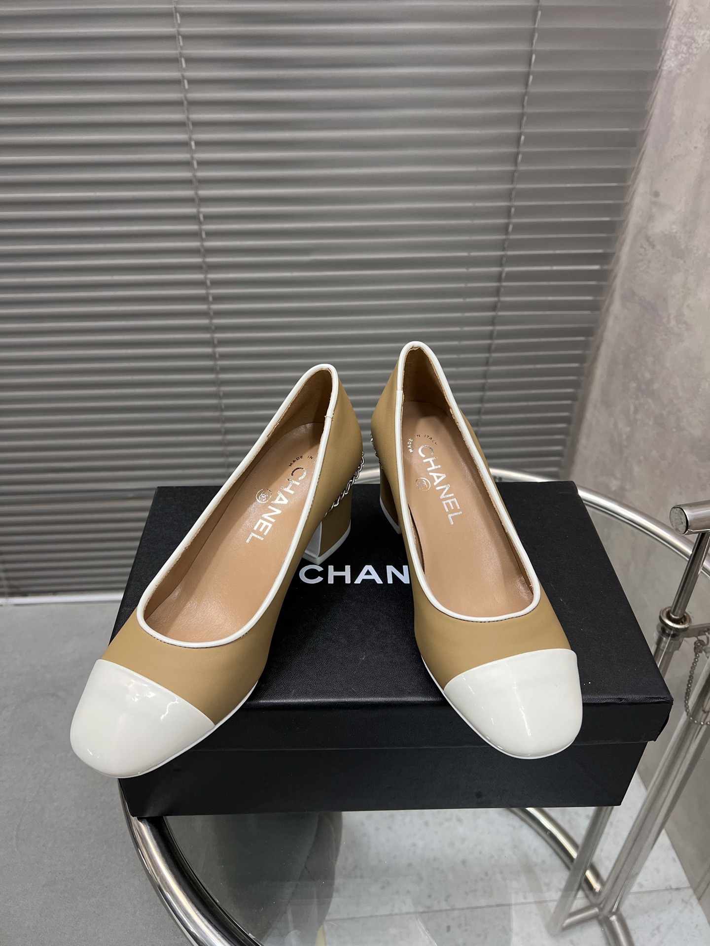 NO:231809,Chanel Xiaoxiang new chain ballet shoes Mary Jane single shoes imported upper silk leather footbed inner sheepskin, original genuine leather outsole high heel 5.5cm Size: 35-41 (customized for 40/41), single shoes, chanel, mary jane, sheepskin, Leather soles19860909Chanel 小香新款链条芭蕾舞鞋玛丽珍单鞋 鞋面进口丝绸皮 垫脚内里羊皮, 原版真皮大底 高跟5.5cm Size:35-41（40/41定做）,单鞋,chanel,mary jane,sheepskin,Leather soles,Women's Shoes