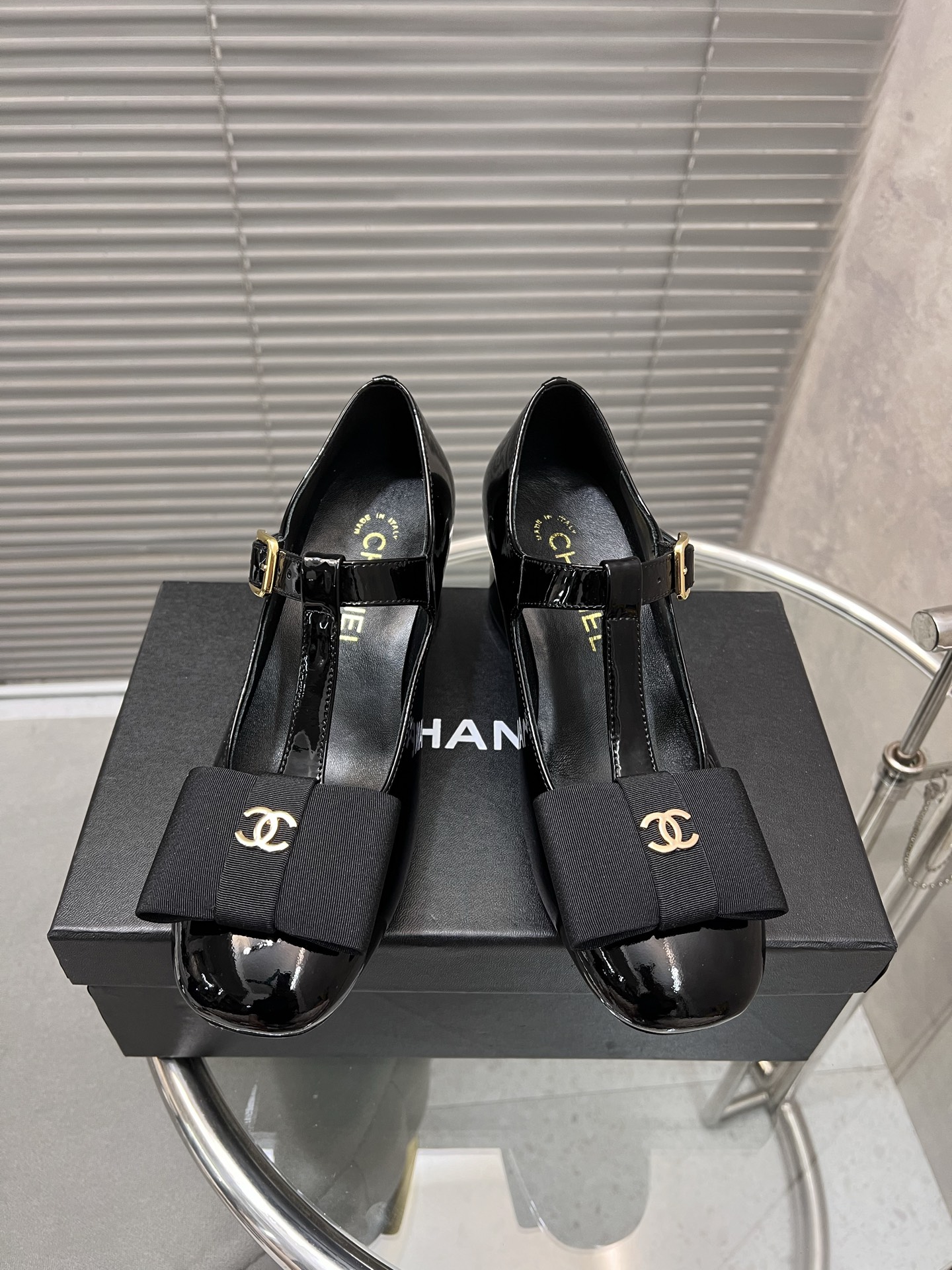 NO:231803,Chanel Xiaoxiang new chain bow Mary Jane single shoes imported upper patent leather footbed inside sheepskin, original genuine leather outsole High heel 6cm Size: 35-41 (customized by 40/41), Mary Jane, chanel, mary jane, sheepskin, Leather soles19860909Chanel 小香新款链蝴蝶结玛丽珍单鞋 鞋面进口漆皮 垫脚内里羊皮, 原版真皮大底 高跟6cm Size:35-41（40/41定做）,玛丽珍,chanel,mary jane,sheepskin,Leather soles,Women's Shoes