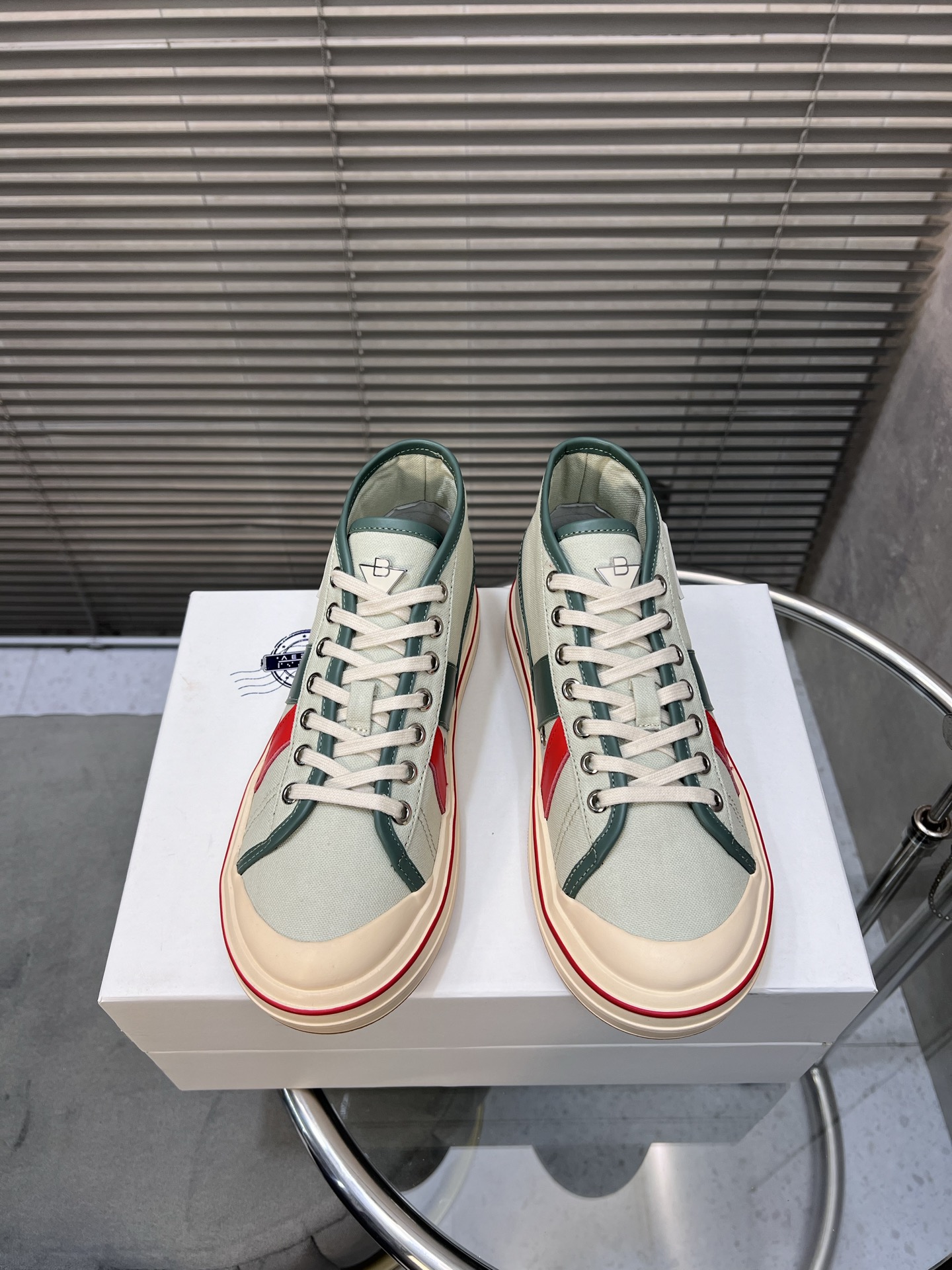 NO:231762,Counter synchronization BOTTEG* VENETA BV25ss The new retro Eliot sneakers are now on the market! BV's new Eliot is inspired by retro basketball shoes, and the childlike colors are youthful and energetic! The same style for men and women, you can wear couple shoes. The whole shoe is breathable and comfortable, the canvas upper is lightweight, and the upper is spliced ​​with soft and luxurious sheepskin inlay. The red line on each shoe is hand-painted, which is more tasteful and attitude! Size35-40, men's 39-44, 45 customized, casual shoes/sports shoes, bottega veneta, bottega veneta, bottega veneta, sneakers, sheepskin19860909专柜同步 BOTTEG* VENETA BV25ss 新款复古Eliot运动鞋上市即封神! BV全新的 Eliot 以复古篮球鞋为设计灵感,童趣 的色彩焕发青春活力!男女同款,可以做情侣鞋穿着哦 整个鞋子透气舒适,帆布鞋面自重轻盈,鞋帮 拼接处以柔软奢华的羊皮镶嵌包裹 每只鞋边的红线均为手工绘画,更具品味与态度喔! Size35-40,男39一44,45定做,休闲鞋/运动鞋,bottega veneta,bottega veneta,sneakers,sheepskin,Women's Shoes