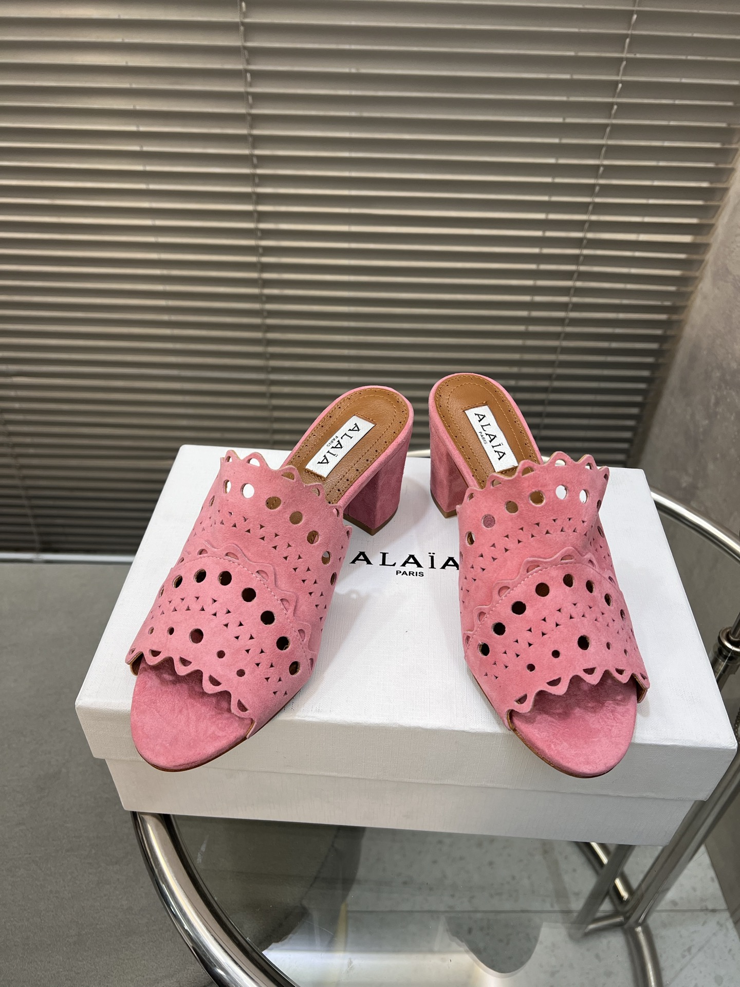 NO:231797,AlAIA thick high heel slippers Top-grade original fabric imported sheepskin inner lining and footbed sheepskin soles imported from Italy genuine leather sole Size35-41 (40/41 custom made without return or exchange), slippers, alaia, slippers, sheepskin, Leather soles19860909AlAIA 阿莱亚粗高跟拖鞋 顶级 面料原版进口羊皮 内里、垫脚羊皮里 鞋底意大利进口真皮大底 Size35-41（40/41定制不退换）,拖鞋,alaia,slippers,sheepskin,Leather soles,Women's Shoes