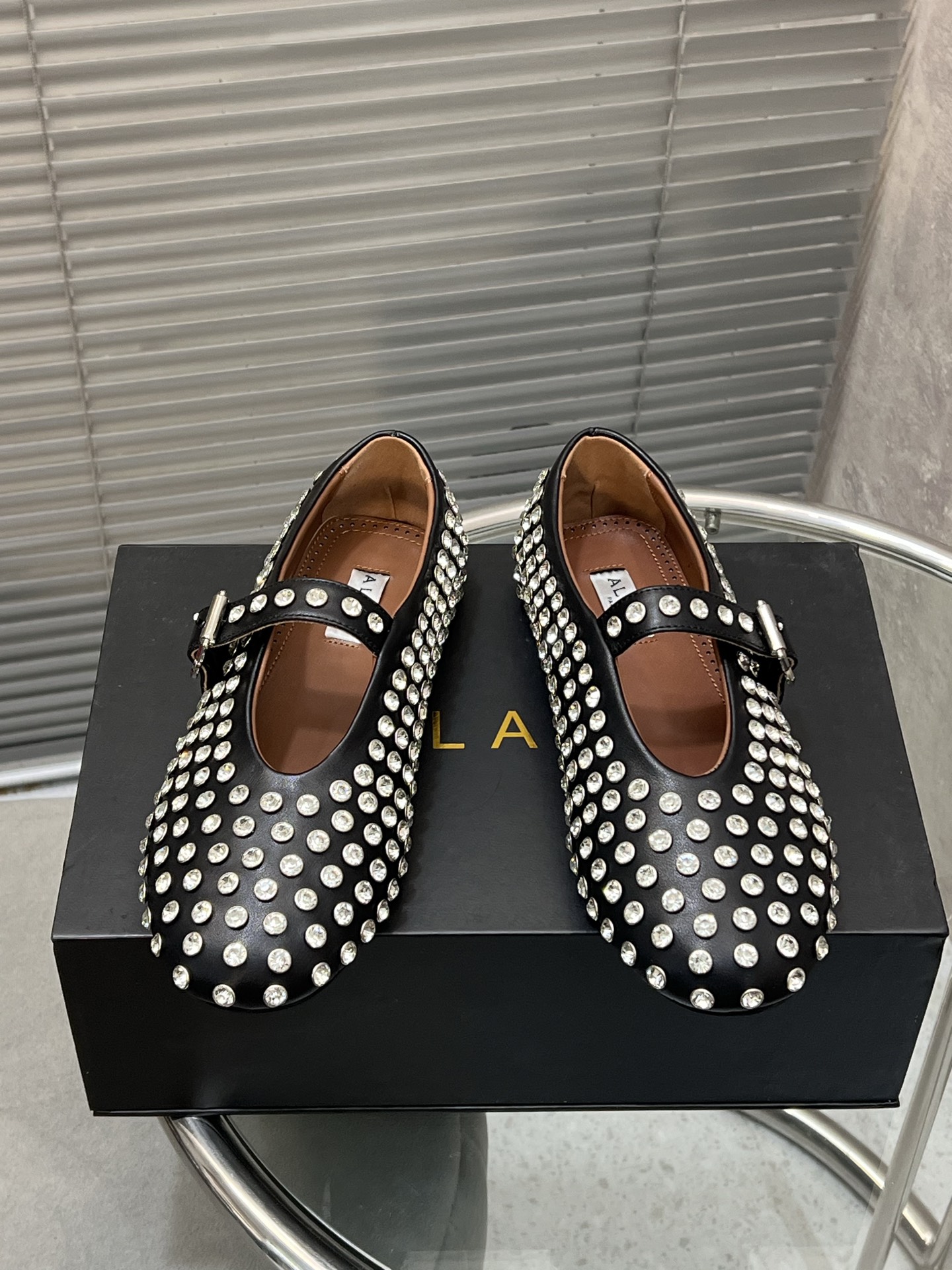 NO:231799,Alaia's catwalk flat ballet slippers are the same as Zhang Xiaohui!  Sweet and cool ballet style, a ballet shoes with super popular popularity, romantic, charming, comfortable and versatile. Original custom cowhide Shuihua Diamond fabric, sheepskin inner lining, private molded rubber non-slip sole, size 35-41 (40/41 custom made without return or exchange), ballet shoes, alaia, slippers, cowhide, sheepskin19860909Alaia 走秀款平底芭蕾舞拖鞋章小蕙同款！ 甜酷芭蕾风,人气超高的一款芭蕾舞鞋,浪漫又迷人舒适百搭. 原版订制牛皮施华钻 面料, 羊皮内里,私模橡胶防滑大底, 码数35-41（40/41定做不退换）,芭蕾舞鞋,alaia,slippers,cowhide,sheepskin,Women's Shoes