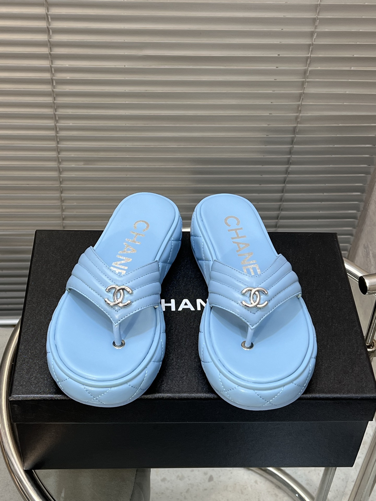 NO:231794,CHANEL 25 C Spring and Summer Slipper Flip Flops [High Version] Thick-soled sandals are so beautiful and beautiful. Very soft sheepskin doesn’t have to be afraid of grinding your feet. The feet are not heavy, so it’s invincible to increase height. I like this design very much. This series is now available for sale!  Number of sizes 35-40 (41 customized, non-return and exchange) All equipped with genuine Italian packaging, split-toe shoes, chanel, chanel, sandals, slippers, sheepskin19860909CHANEL香奈儿25 C春夏拖鞋人字拖【高版本】 厚底凉鞋太好看太好看了,非常柔软的羊皮不用害怕磨脚,上脚不重,简直无敌增高,超喜欢这个设计,本系列现已登陆发售！ 码数35-40 (41定做不退换) 均配意大利正品包装,分趾鞋,chanel,chanel,sandals,slippers,sheepskin,Women's Shoes