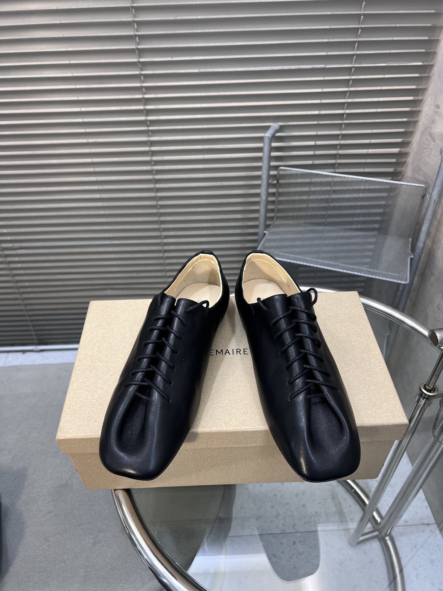 NO:231817,Lemaire's new lace-up Mary Jane single-shoe casual shoes. The latest lemaire style that focuses on making beautiful shoes. This one has a somewhat minimalist style!  It is more in line with daily life, with round and full toes and delicate shoe shapes with simple lines, and the overall feeling is very tender!  There is also a trace of ballet metaphor inside!  There are two heights to choose from~ Material sheepskin Neli Sheepli Outsole Imported Italian genuine leather sole Shoe size 35-39 (customized for 40/41 without return or exchange), loafers, loafers, mary jane, sheepskin, Leather soles19860909lemaire新款系带玛丽珍单鞋休闲鞋 专注做美鞋的lemaire最新款,这款走的有一些的极简主义风格！更贴合日常生活,圆又饱满的鞋头,搭配线条简单的秀气鞋型,整体就有了一种很奶很温柔的感觉！还有一丝芭蕾风的隐喻在里面！还有两种高度可选择哦～ 材质羊皮 内里羊里 大底意大利进口真皮大底 鞋码35-39（40/41定制不退换）,乐福鞋,loafers,mary jane,sheepskin,Leather soles,Women's Shoes