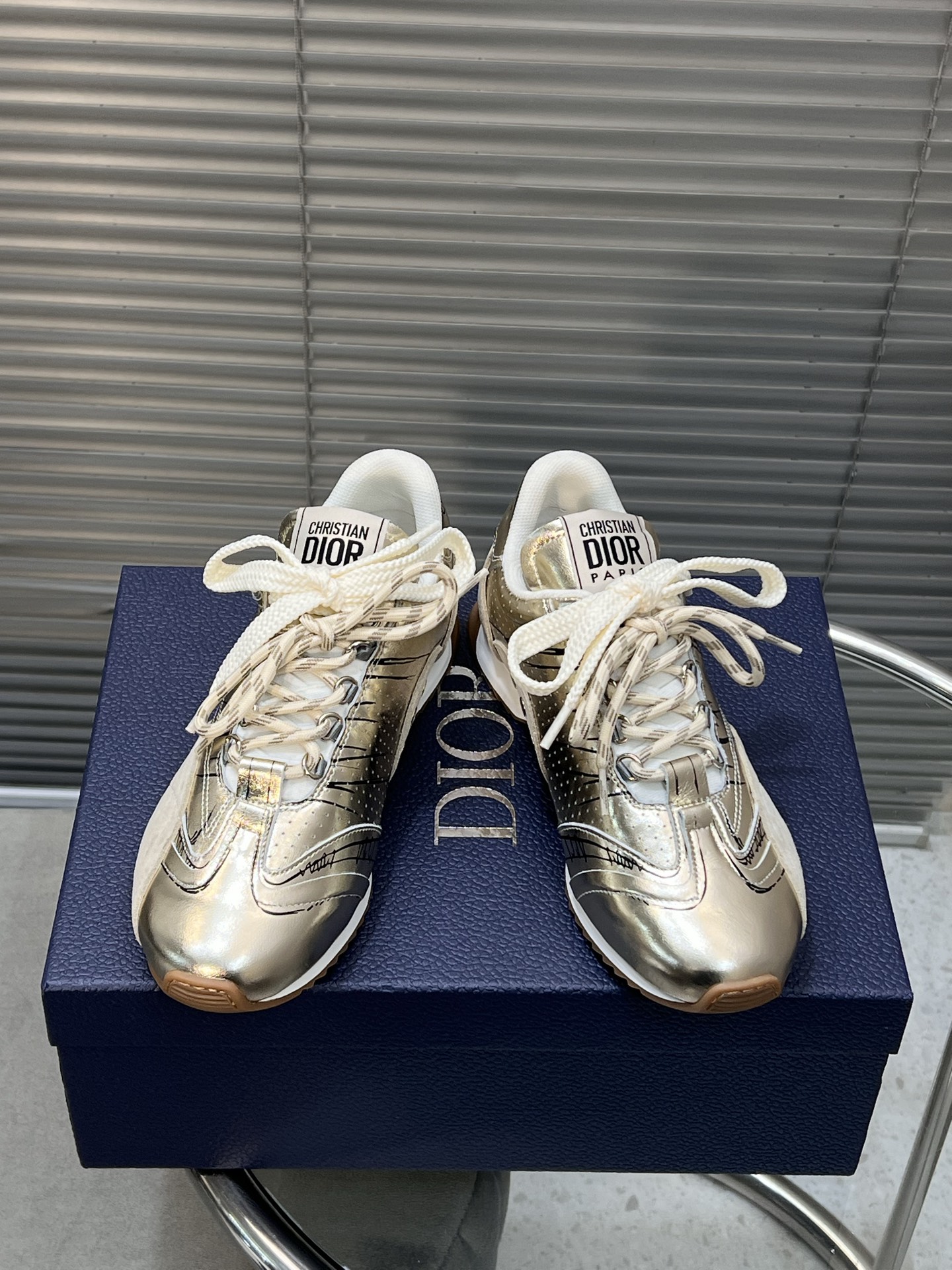 NO:231772,Dior, D-Sketch sneakers are new products in the spring and summer 2025 series, highlighting the classic retro aesthetics. They are carefully crafted from gold-toned pleated sheep leather and gold-toned layered cowhide leather, paired with beige suede cowhide leather inserts and pair of shoelaces. The side is decorated with handwritten Christian Dior Paris logo, and the heel and tongue are decorated with Christian Dior Paris logo inserts and signs. Paired with two-color slim rubber sole, it looks more refined. Size 35~41 (men's style is in the middle), casual shoes/sports shoes, dior, dior, sneakers, cowhide, sheepskin19860909迪奥, D-Sketch运动鞋是二零二五春夏成衣系列新品,彰显经典的复古美学.采用金色调褶皱羊皮革和金色调叠层牛皮革等材质精心制作,搭配米色绒面牛皮革镶片和双鞋带.侧面饰以手写风格的Christian Dior Paris标志,鞋跟和鞋舌点缀以Christian Dior Paris 标志镶片和标牌.搭配双色纤薄橡胶鞋底更显精致  码数35~41（男款打板中）,休闲鞋/运动鞋,dior,dior,sneakers,cowhide,sheepskin,Women's Shoes