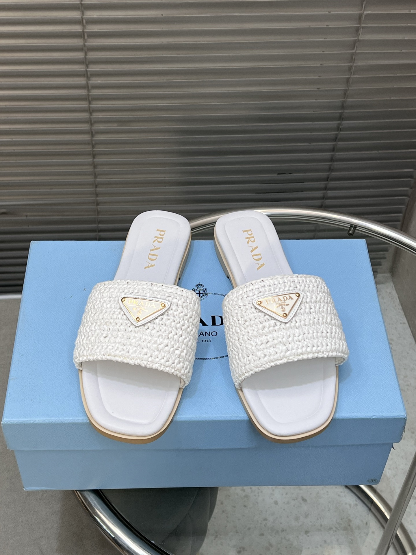 NO:231793,Prada's new woven straw slippers!  This year's popular straw weaving series, the must-have slippers for lazy people are so beautiful!  Original fabric consistent grass woven inner foot pad sheepskin outsole size 35~41 (40/41/custom made), slippers, prada, prada, slippers, espadrilles, sheepskin, Leather soles19860909Prada普拉达新款编织鞋草编拖鞋！今年流行的草编系列,懒人必备拖鞋上脚是如此的好看！ 面料原版一致草编织 内里垫脚羊皮里 大底真皮大底 码数35～41（40/41/定做）,拖鞋,prada,prada,slippers,espadrilles,sheepskin,Leather soles,Women's Shoes