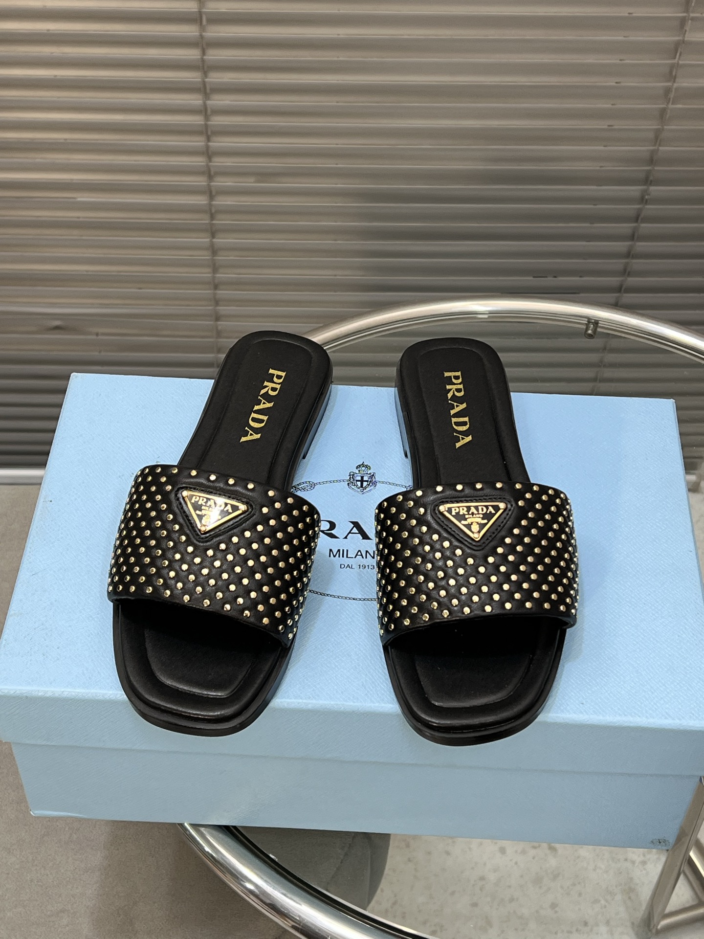 NO:231792,Prada's new triangle rivet slippers!  This year's popular series, the must-have slippers for lazy people are so beautiful!  Fabric sheepskin inner footbed sheepskin outsole leather outsole size 35~41 (customized by 40/41), slippers, prada, prada, slippers, sheepskin, Leather soles19860909Prada普拉达新款三角铆钉拖鞋！今年流行系列,懒人必备拖鞋上脚是如此的好看！ 面料羊皮 内里垫脚羊皮里 大底真皮大底 码数35～41（40/41定做）,拖鞋,prada,prada,slippers,sheepskin,Leather soles,Women's Shoes