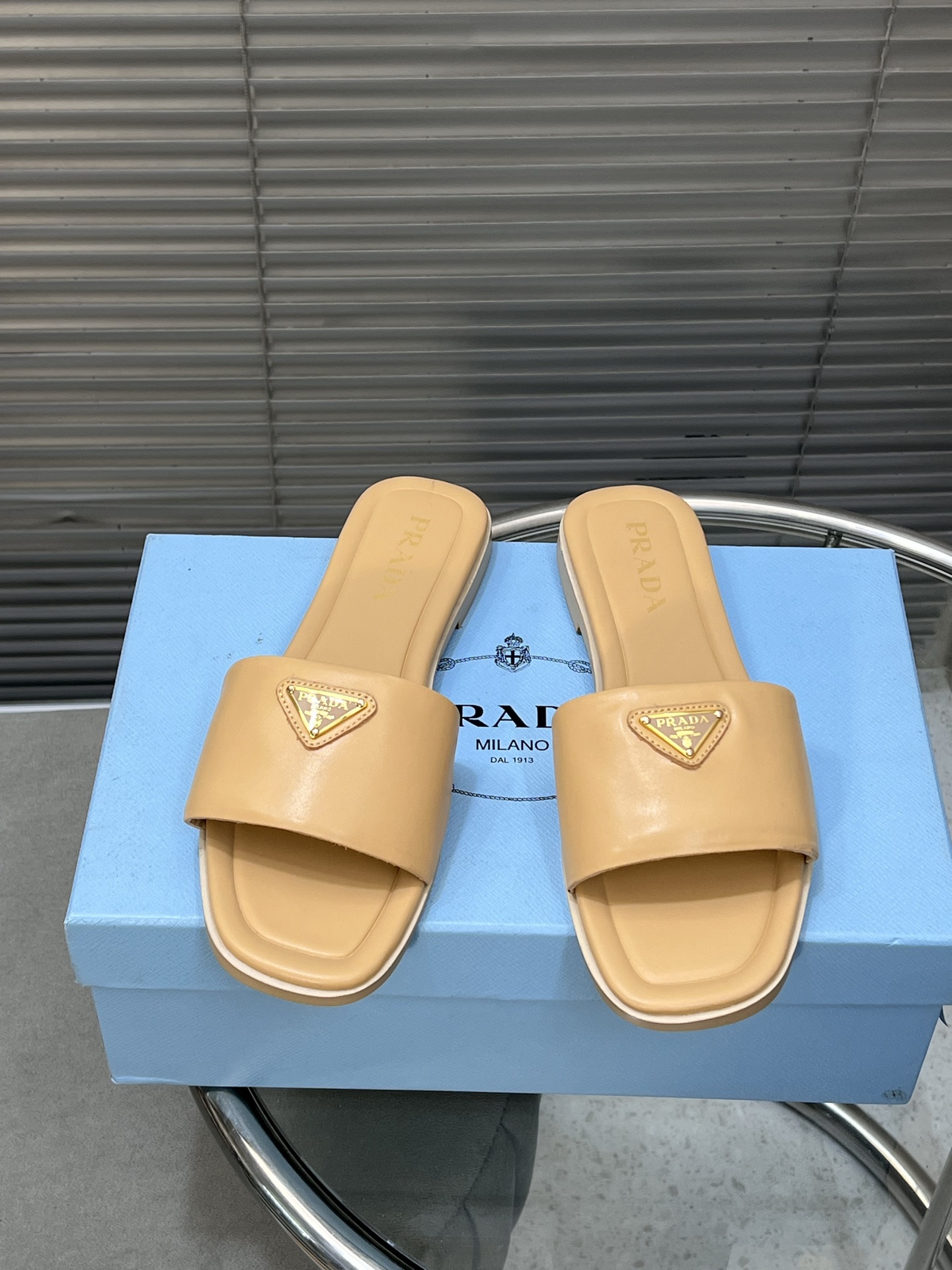 NO:231790,Prada's new triangle sheepskin slippers!  This year's popular series, the must-have slippers for lazy people are so beautiful!  Fabric sheepskin inner footbed sheepskin outsole leather outsole size 35~41 (customized by 40/41), slippers, prada, prada, slippers, sheepskin, Leather soles19860909Prada普拉达新款三角羊皮拖鞋！今年流行系列,懒人必备拖鞋上脚是如此的好看！ 面料羊皮 内里垫脚羊皮里 大底真皮大底 码数35～41（40/41定做）,拖鞋,prada,prada,slippers,sheepskin,Leather soles,Women's Shoes