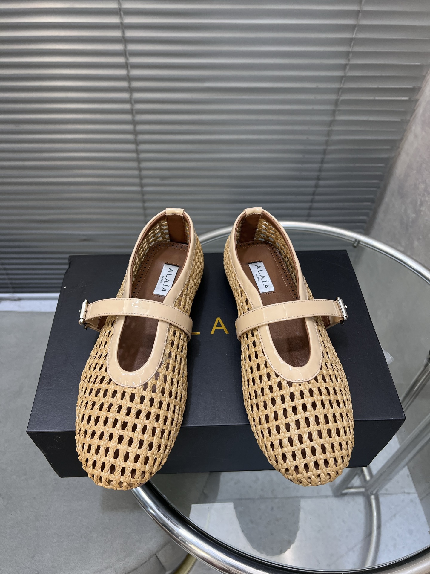 NO:231788,Alaia catwalk flat ballet shoes flat shoes!  Weaving hollow style, sweet and cool ballet style, a popular ballet shoes, romantic, charming, comfortable and versatile. Original custom ppt straw woven fabric, sheepskin lining/foot pads, private mold rubber non-slip sole, size 35-41 (40/41 custom made without return or exchange), ballet shoes, alaia, espadrilles, sheepskin19860909Alaia 走秀款平底芭蕾鞋平底单鞋！编织镂空款 甜酷芭蕾风,人气超高的一款芭蕾鞋,浪漫又迷人舒适百搭. 原版订制ppt草编面料, 羊皮内里/垫脚、私模橡胶防滑大底, 码数35-41（40/41定做不退换）,芭蕾舞鞋,alaia,espadrilles,sheepskin,Women's Shoes