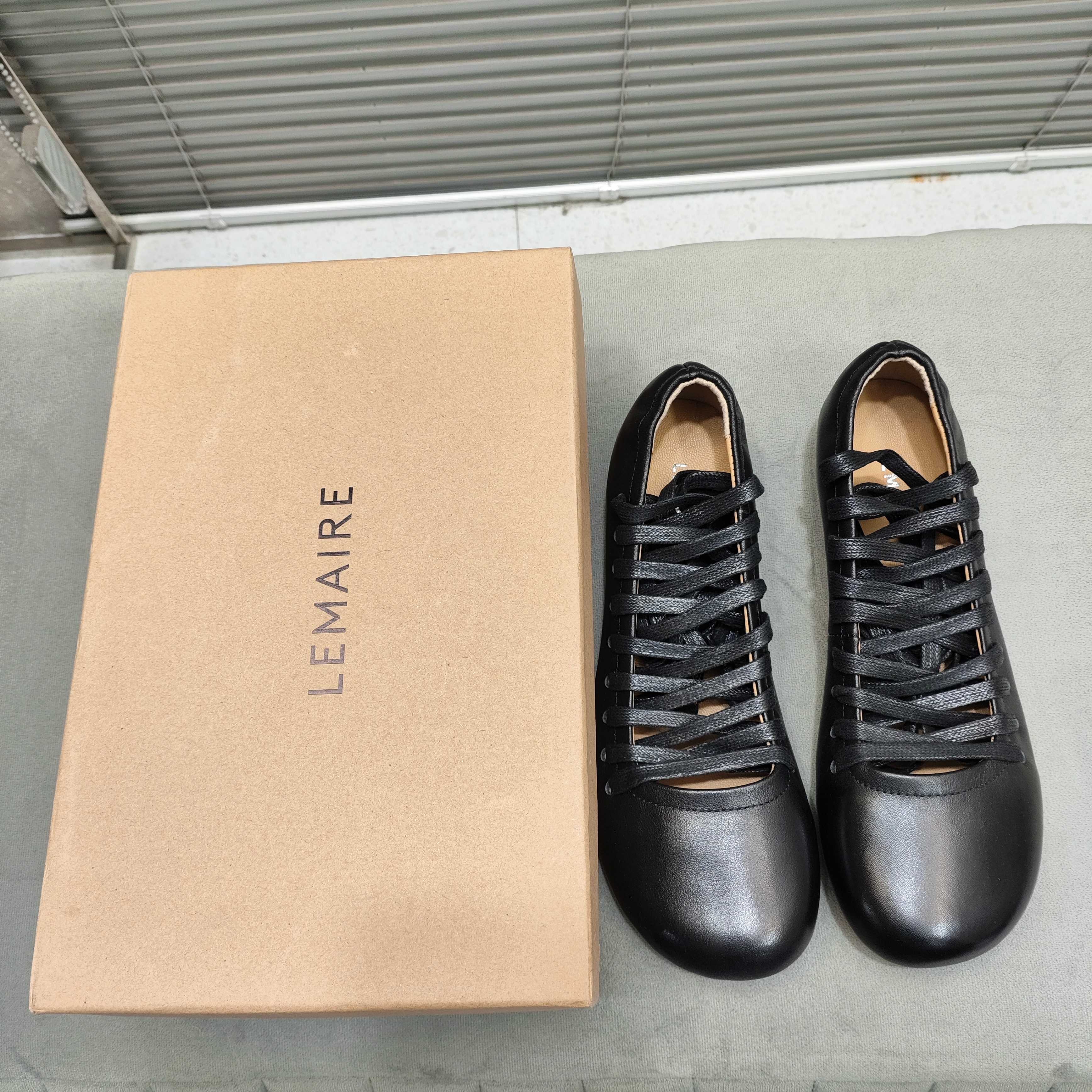 NO:231760,Flat, high heels, Lemaire 25ss strappy single shoes from Paris, France Designer brand Women's shoes, top layer cowhide, genuine leather heel, full grade, flat, strappy single shoes, two-wear, black strappy design, divides the skin into pieces, with a looming charm. The addition of elastic elements injects more rebellion and strength into the exquisite shoe body, showing a slim but never weak posture. Original leather outsole, high flat sole/9.5cm, size 35-40 (40 customization, no return and exchange configuration, original packaging, single shoes, cowhide, Leather soles19860909平底 高跟 Lemaire 25ss绑带单鞋 来自法国巴黎 设计师品牌 女鞋 头层牛皮 真皮包跟 档次满满 平底 绑带单鞋 两穿 黑色 绑带设计 将肌肤分割成块面,有着若隐若现的魅力. 弹力 元素的加入为精致的鞋体注入更多反叛和力量,展现出纤薄但绝不柔弱的姿态.  原版真皮大底 跟高平底/9.5cm 码数35-40（40定制不退换 配置原版包装,单鞋,cowhide,Leather soles,Women's Shoes