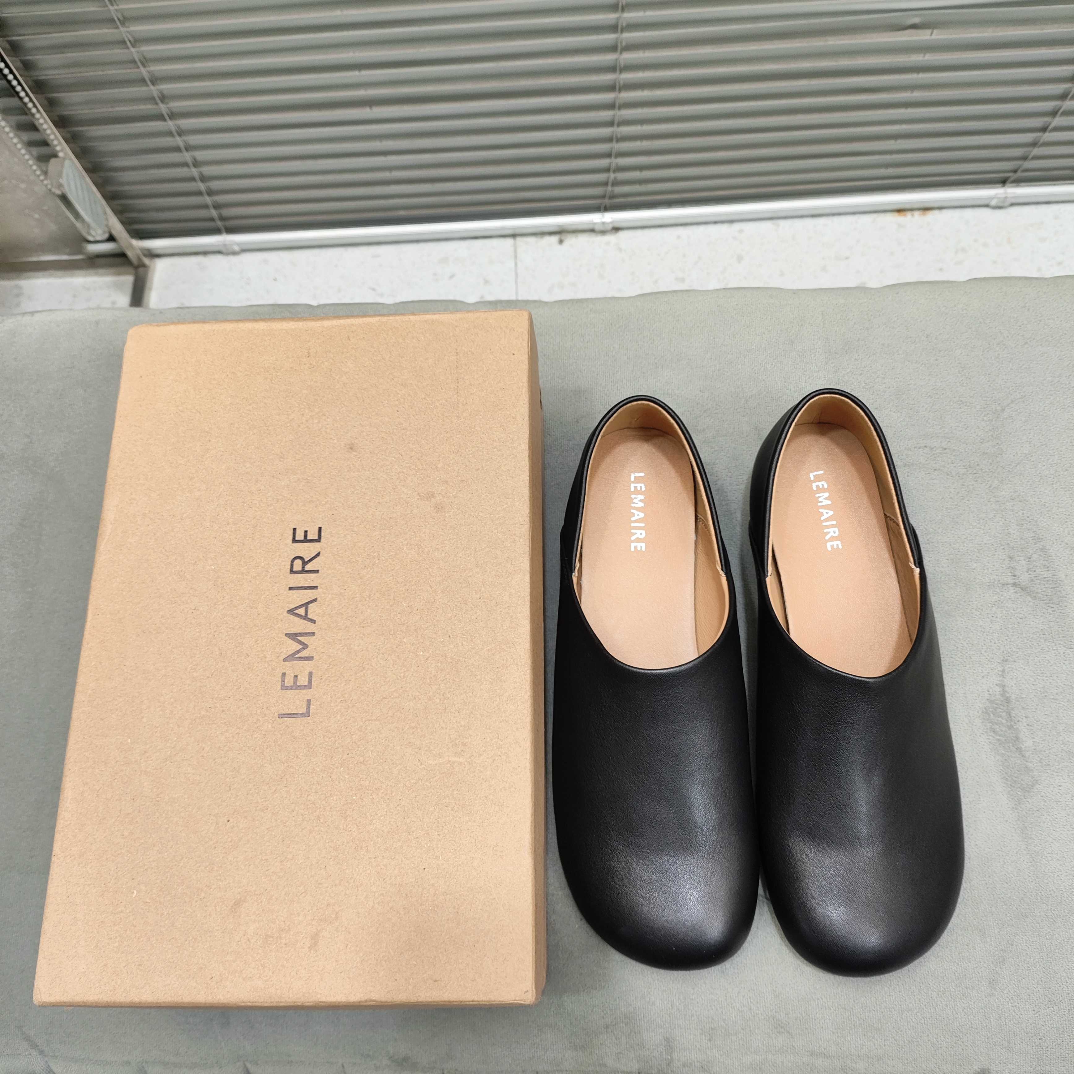 NO:231753,Lemaire 25ss new single-shoe loafers from Paris, France Designer brand Women's shoes Toe layer cowhide Original genuine leather outsole Heel high flat sole Size 35-40 (40 custom made without return and exchange Configuration original packaging, loafers, loafers, cowhide, Leather soles19860909Lemaire 25ss新款单鞋乐福鞋 来自法国巴黎 设计师品牌 女鞋 头层牛皮 原版真皮大底 跟高平底 码数35-40（40定制不退换 配置原版包装,乐福鞋,loafers,cowhide,Leather soles,Women's Shoes