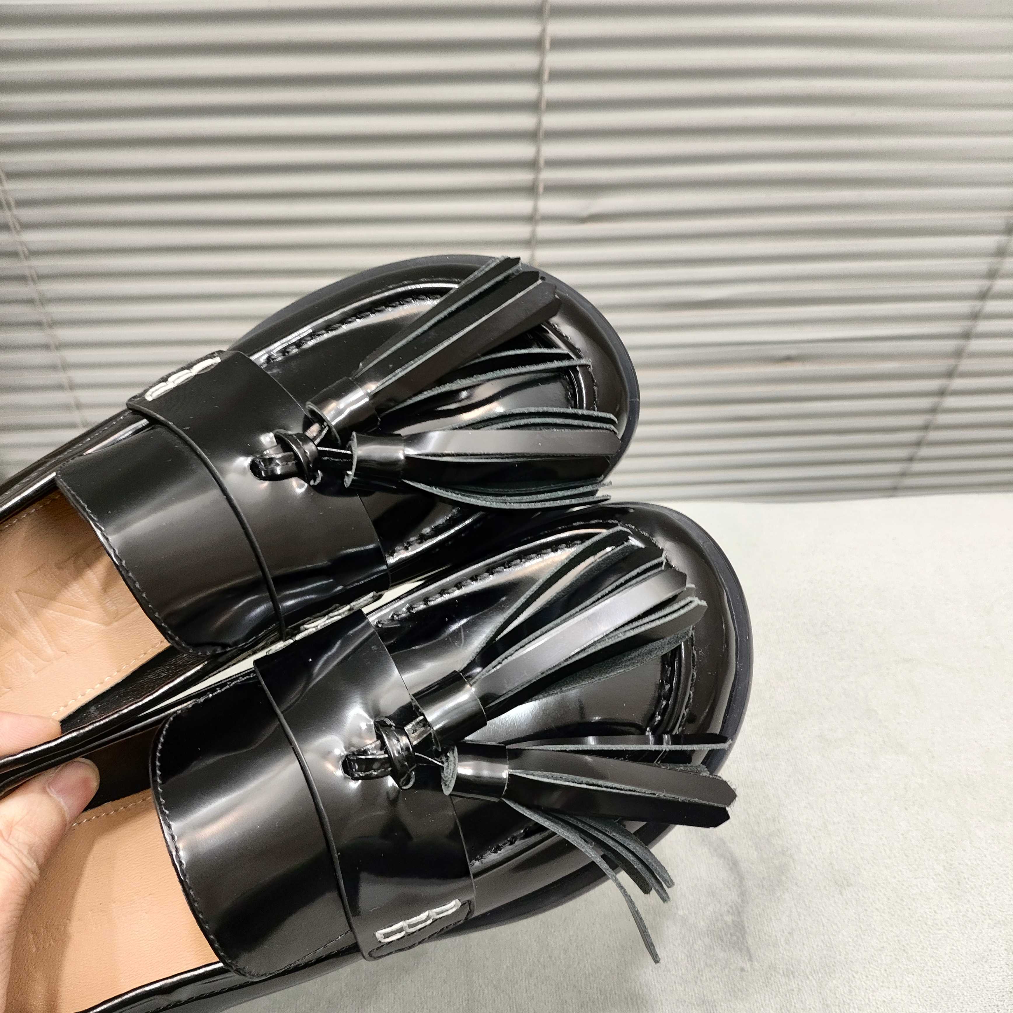 JW Anderson Tassel Loafers - Spring/Summer Collection - Stylish & Comfortable 8 a1742370706301 4171