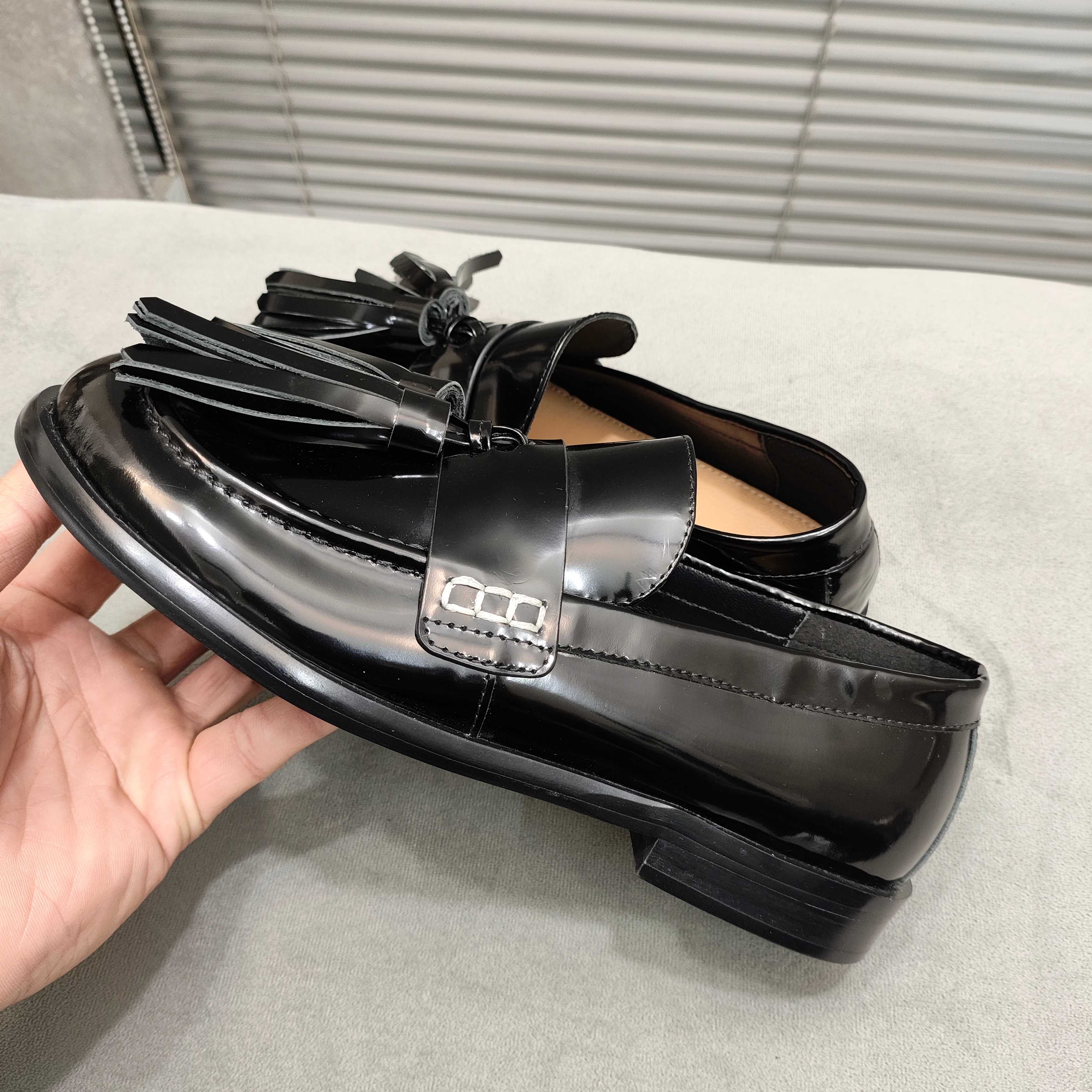 JW Anderson Tassel Loafers - Spring/Summer Collection - Stylish & Comfortable 9 a1742370706515 1750