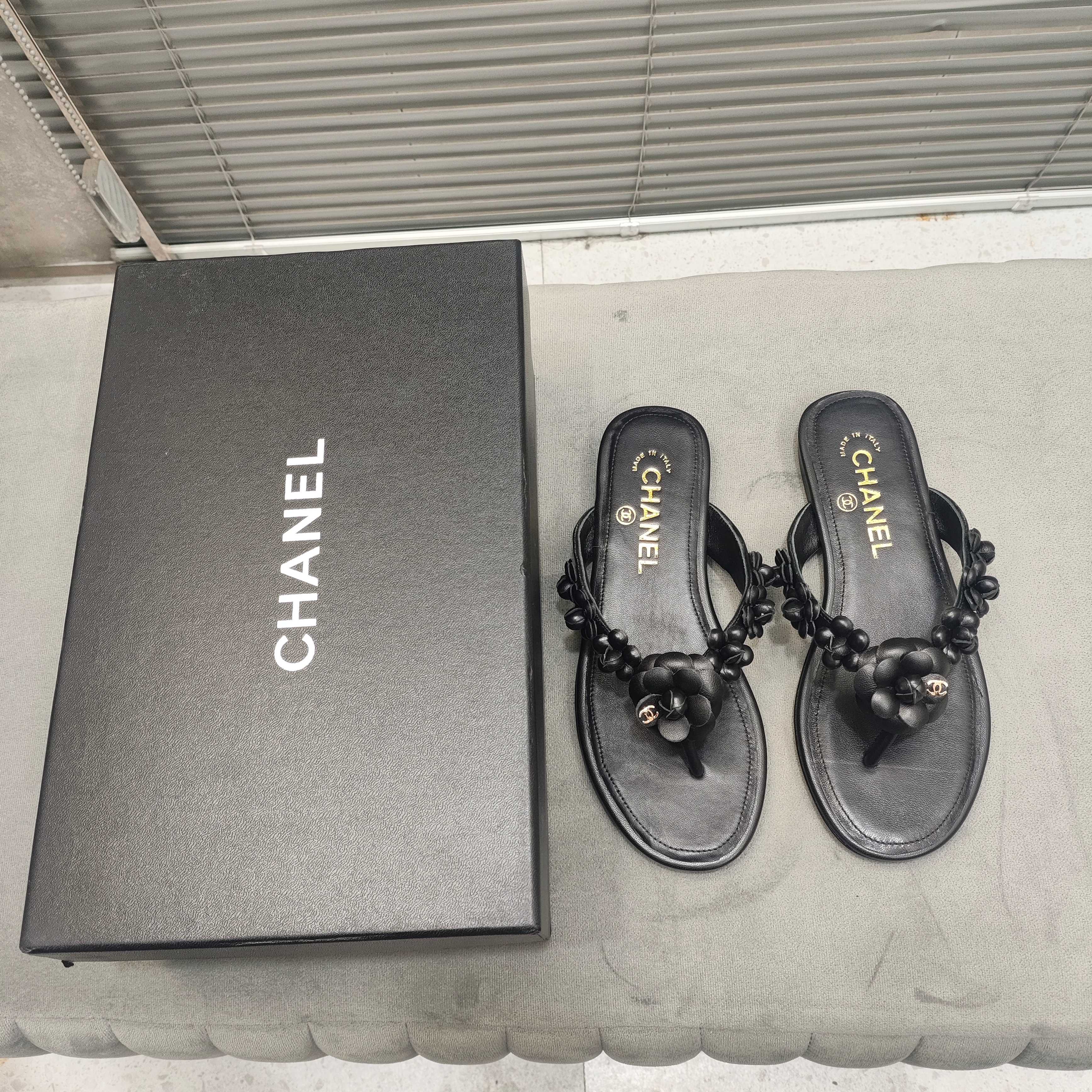 NO:240331,Chanel's new flip-flop camellia slippers Fabric: sheepskin footbed inside: sheepskin Outsole: genuine leather outsole Size: 35-41 (40, 41 custom made without return or exchange), split-toed shoes, chanel, slippers, sheepskin, Leather soles19860909香奈儿新款人字拖山茶花拖鞋 面料:羊皮 垫脚内里:羊皮 大底:真皮大底 码数:35-41（40,41定做不退换）,分趾鞋,chanel,slippers,sheepskin,Leather soles,Women's Shoes
