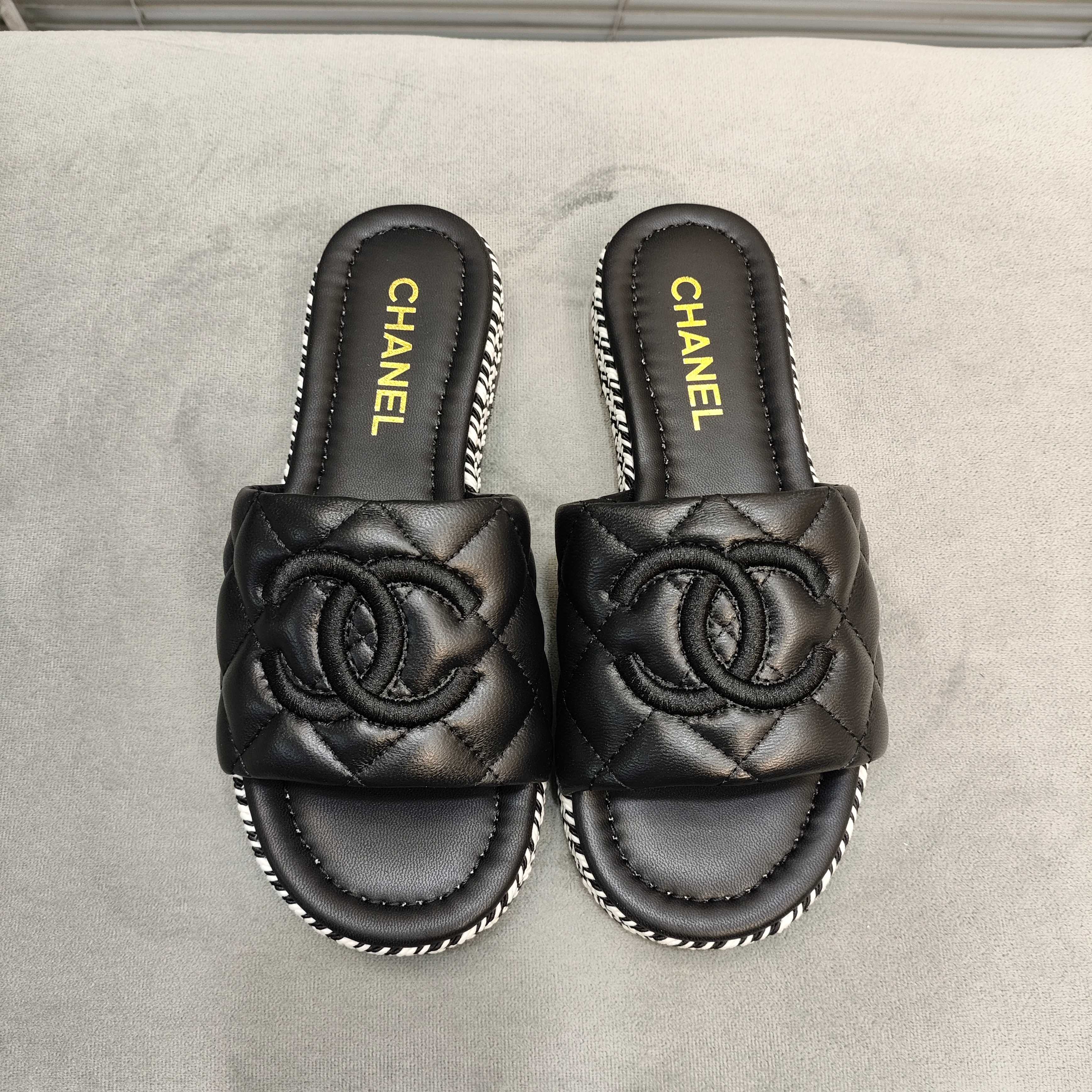 NO:240324,Chanel Chanel new slippers Fabric: sheepskin Inner: sheepskin Outsole: original rubber sole Size: 35～41 (40, 41 custom made), slippers, chanel, chanel, slippers, sheepskin19860909chanel香奈儿新款拖鞋 面料:羊皮 内里:羊皮 大底:原版橡胶底 码数:35～41（40,41定做）,拖鞋,chanel,chanel,slippers,sheepskin,Women's Shoes