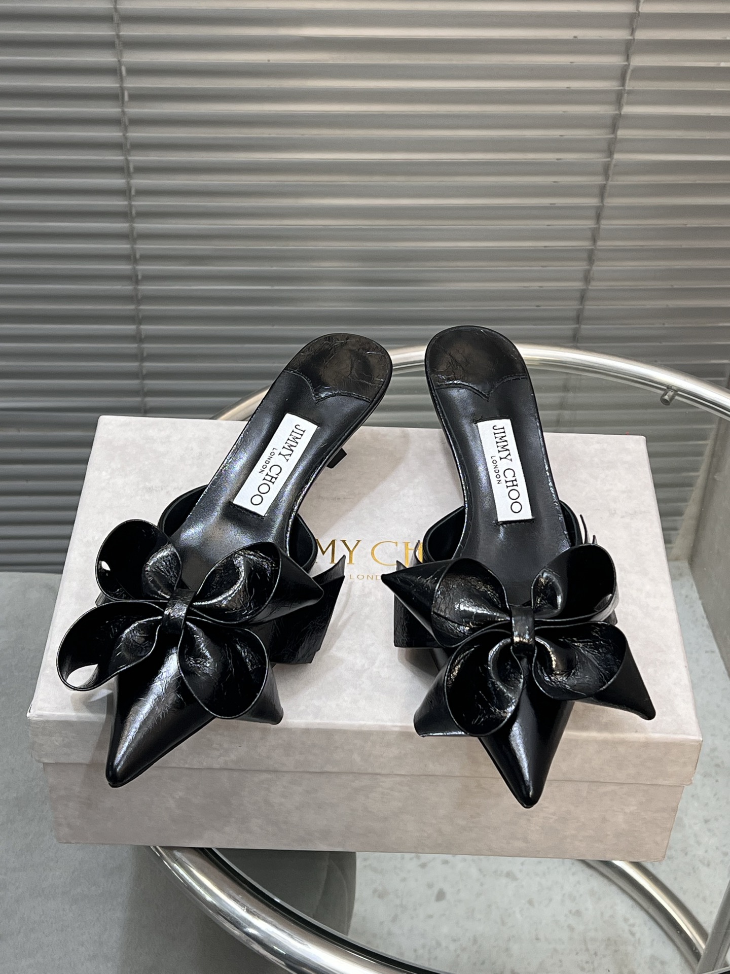 NO:240348,JimmyChoo Staz Sling Back 70 series heels, Jimmy Zhou high heels slippers, the bow on the upper is exquisitely decorated, adding a sweetness and elegance to the whole pair of shoes, showing the gentle charm of women. Fabric: sheepskin lining: sheepskin lining heel height: 5CM size: 35-42 (40, 41, 42 custom made), sandals, jimmy choo, jimmy choo, sandals, high heels, slippers, sheepskin19860909JimmyChoo Staz Sling Back 70系列露跟高跟鞋, 吉米周高跟拖鞋,鞋面上的蝴蝶结装饰精美别致,为整双鞋增添了一份甜美与优雅,展现出女性的温柔魅力. 面料:羊皮 内里:羊皮里 跟高:5CM 码数:35-42（40,41,42定做）,凉鞋,jimmy choo,jimmy choo,sandals,high heels,slippers,sheepskin,Women's Shoes