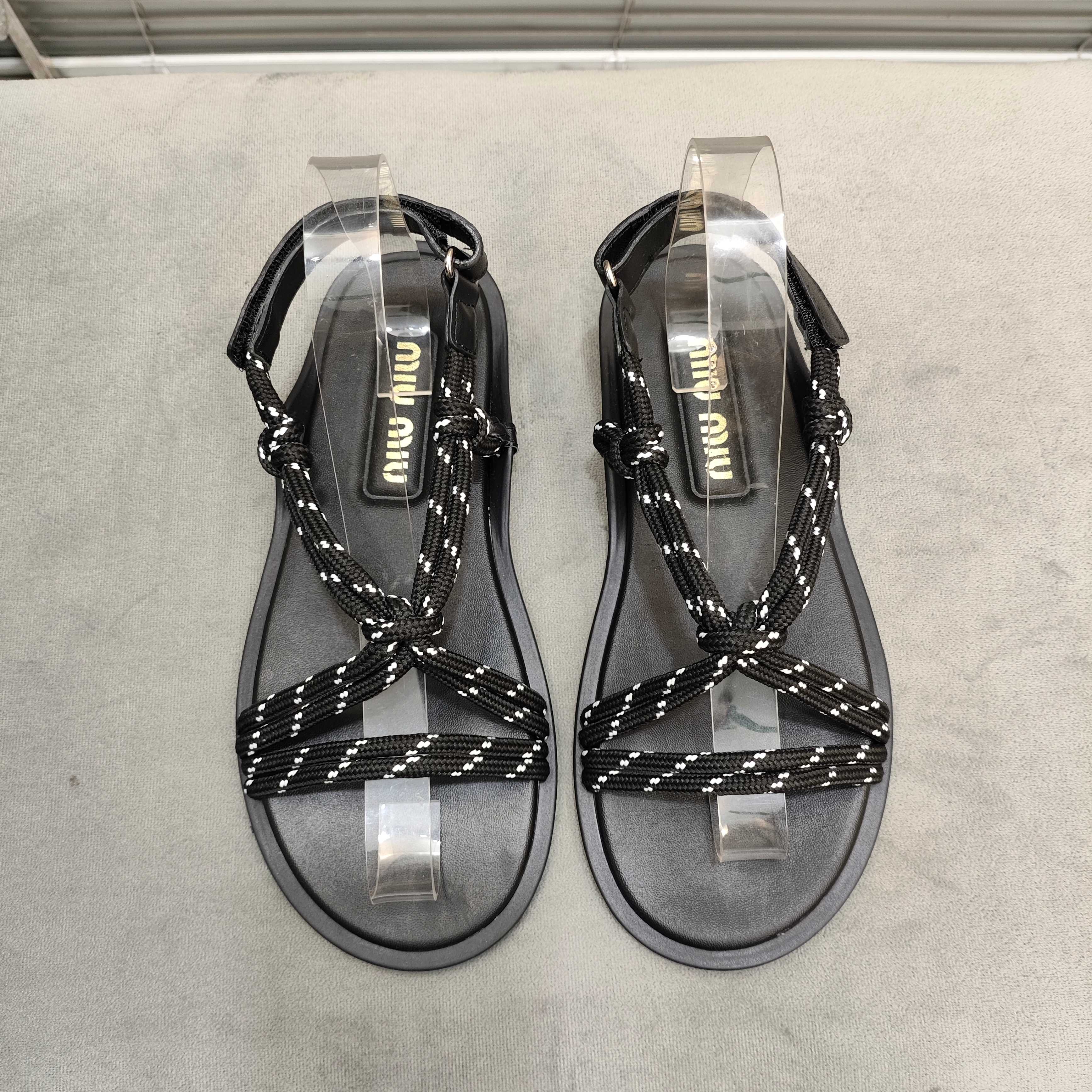 NO:240345,MiuMiu*Miu/25 new summer rope knot sandals, appearing on the covers of major fashion magazines·All stars and bloggers of Xiaohongshu~ The best choice for matching long skirts and hot pants, you won’t regret it when you close your eyes (ZP develops shoe shapes and details are in place) Upper cowhide/imported custom rope inner lining sheepskin size 35-40, sandals, miumiu, sandals, skirts, cowhide, sheepskin19860909MiuMiu*缪缪/25夏季新品绳结凉鞋, 出现在各大时装杂志封面·各路明星、小红书博主着用～搭配长裙、热裤的不二选择,闭眼入都是不会后悔（ZP开发鞋型、细节到位） 鞋面牛皮/进口定制绳 内里羊皮内里 码数35-40,凉鞋,miumiu,sandals,skirts,cowhide,sheepskin,Women's Shoes