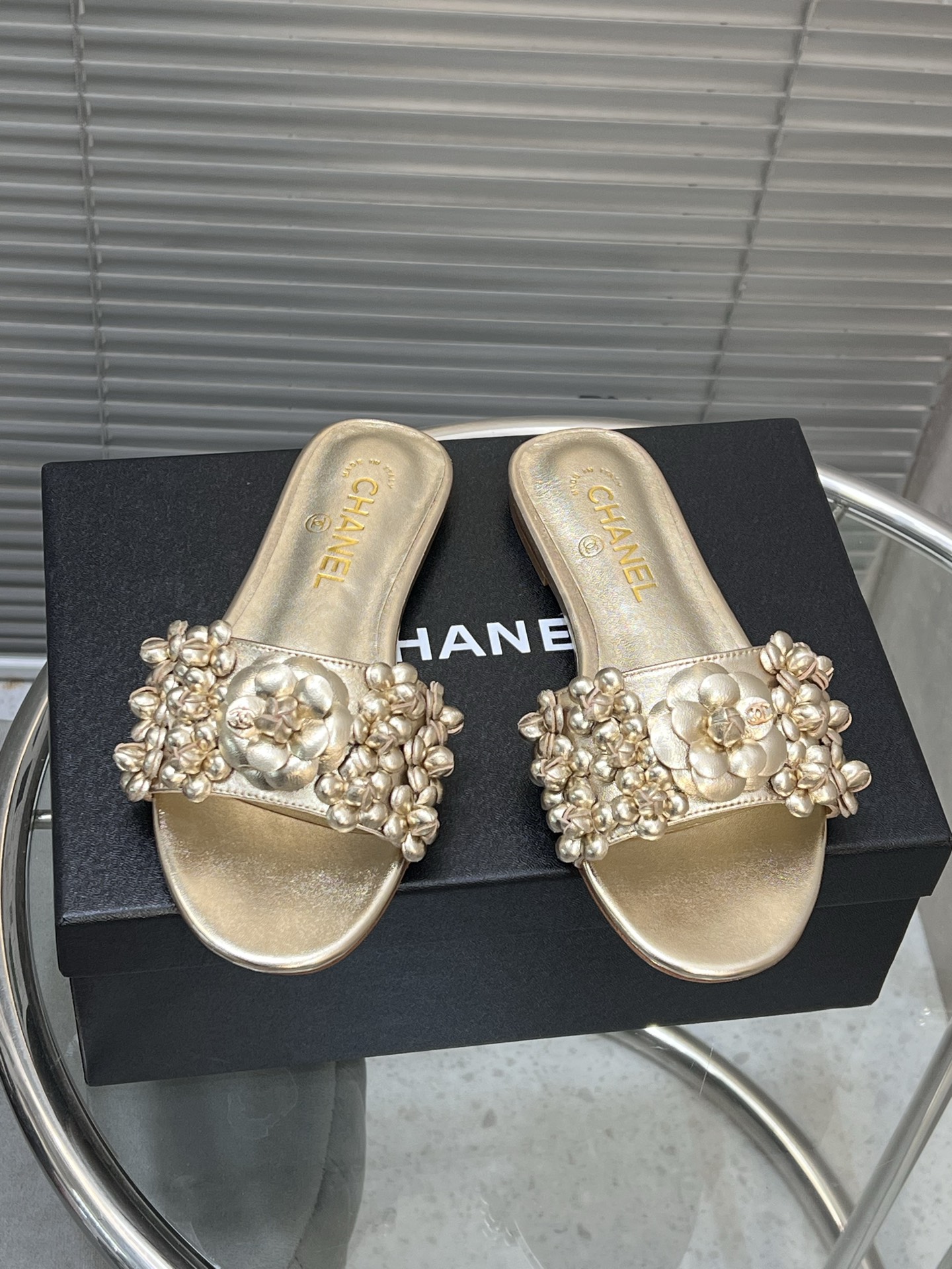 NO:240327,CHANEL 25 new camellia series slippers, fabric: imported original sheepskin inner foot pad: imported sheepskin outsole: genuine leather outsole Size: 35～41 (40, 41 custom made without return or exchange), slippers, chanel, chanel, slippers, sheepskin, Leather soles19860909CHANEL香奈儿25新款山茶花系列拖鞋, 面料:进口原版羊皮 内里垫脚:进口羊皮里 大底:真皮大底 码数:35～41（40,41定做不退换）,拖鞋,chanel,chanel,slippers,sheepskin,Leather soles,Women's Shoes