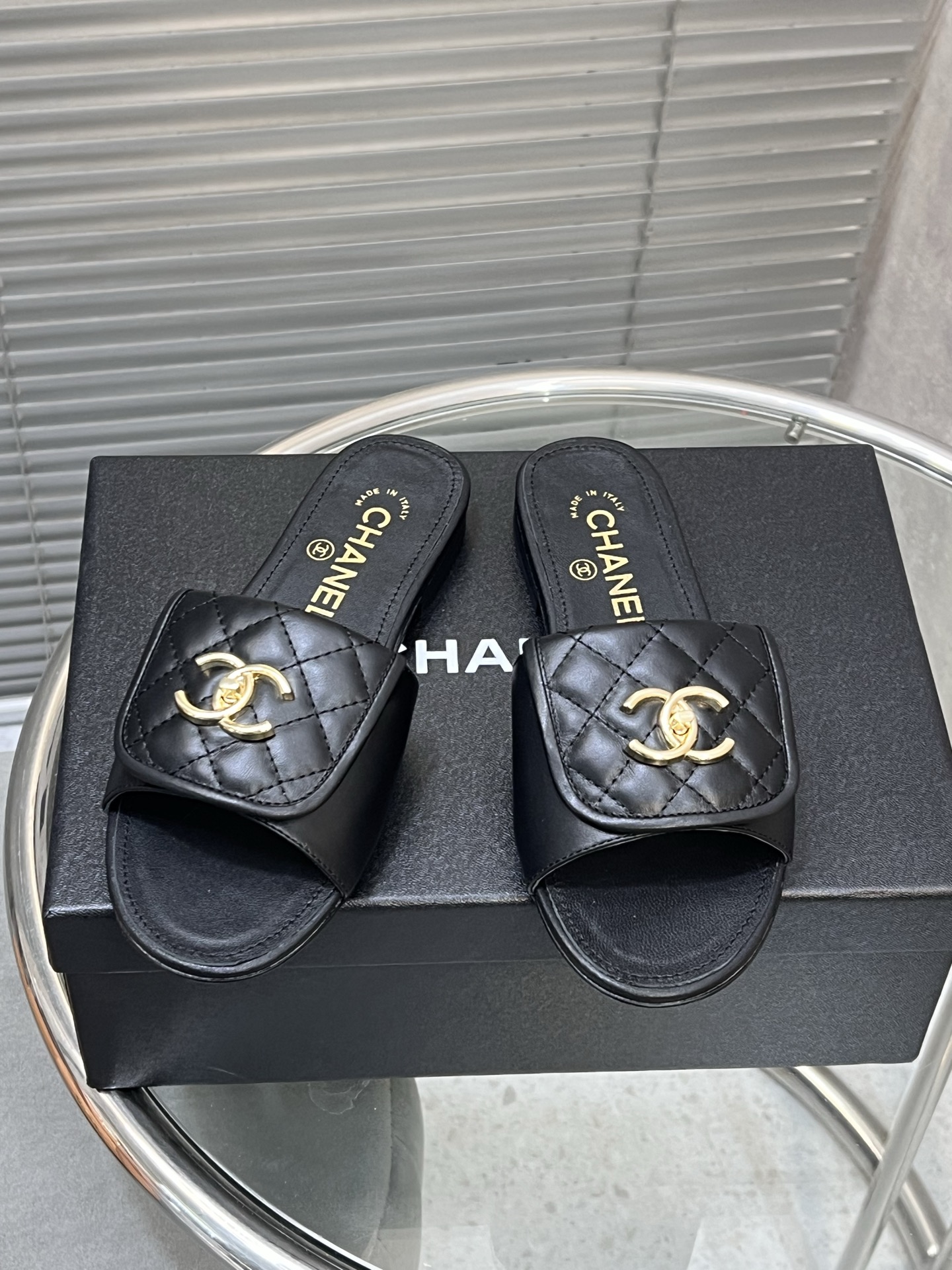 NO:240318,CHANE*25s Little Chanel Early Spring Lock Slippers are a sure-keeping model!  !  It's much more comfortable than the classic Slingback!  Every color looks white, the first choice is gold powder, pink and tender whitening tool! So cute! It is another hot fragrance~ Material original imported sheepskin, inner lining original inner lining sheepskin, large sole original sole Size: 35-39/(40/41 Customized, no return or replacement), slippers, chanel, chanel, slippers, sheepskin19860909CHANE*25s小香奈儿早春爆品锁扣拖鞋妥妥的自留款！！比经典款Slingback舒服太多啦！每个颜色上脚都很显白 首选金粉 粉嫩粉嫩的显白利器!好嗲啊!又是火爆的小香~ 材质原版进口羊皮 内里原版内里羊皮 大底原版鞋底 码数:35-39/(40/41定制不退不换),拖鞋,chanel,chanel,slippers,sheepskin,Women's Shoes