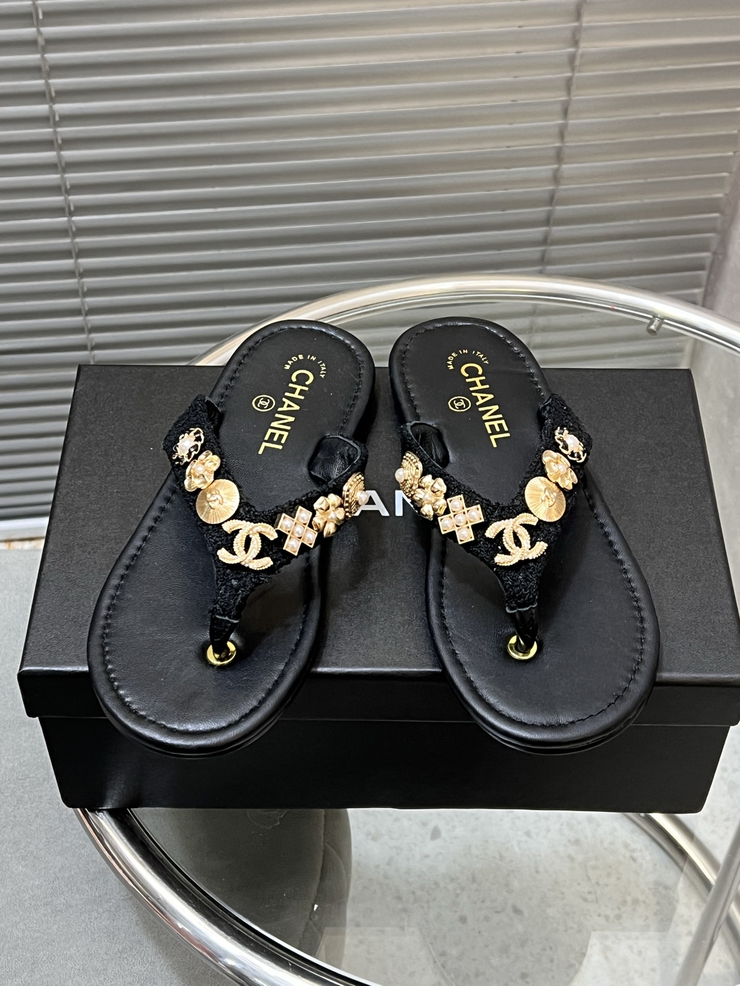 NO:240338,CHANEL Chanel catwalk slippers are completely original one-to-one replica. The style is super positive. The latest and fashionable design. Single shoes that are popular all over the Internet are cool and fashionable. All hardware is replicated with molds. The unique design is the most eye-catching. The legs are also well decorated with legs. The upper material is made of original one-to-custom fabric, sheepskin and velvet. Italian leather soles. Size35-41 (customized by 40 41), split-toe shoes, chanel, chanel, slippers, sheepskin, Leather soles19860909CHANEL香奈儿走秀款拖鞋 完全原版一比一复刻打造 版型超级正 最新时尚的设计 火遍全网的单鞋,上脚又酷又时髦 五金全部开模复刻 独特设计最为抢眼吸晴 上脚还很好的修饰腿型显瘦 鞋面材质采用原版一比一定制布面和羊皮以及丝绒面 意大利真皮大底大底 Size35-41（40 41定制）,分趾鞋,chanel,chanel,slippers,sheepskin,Leather soles,Women's Shoes