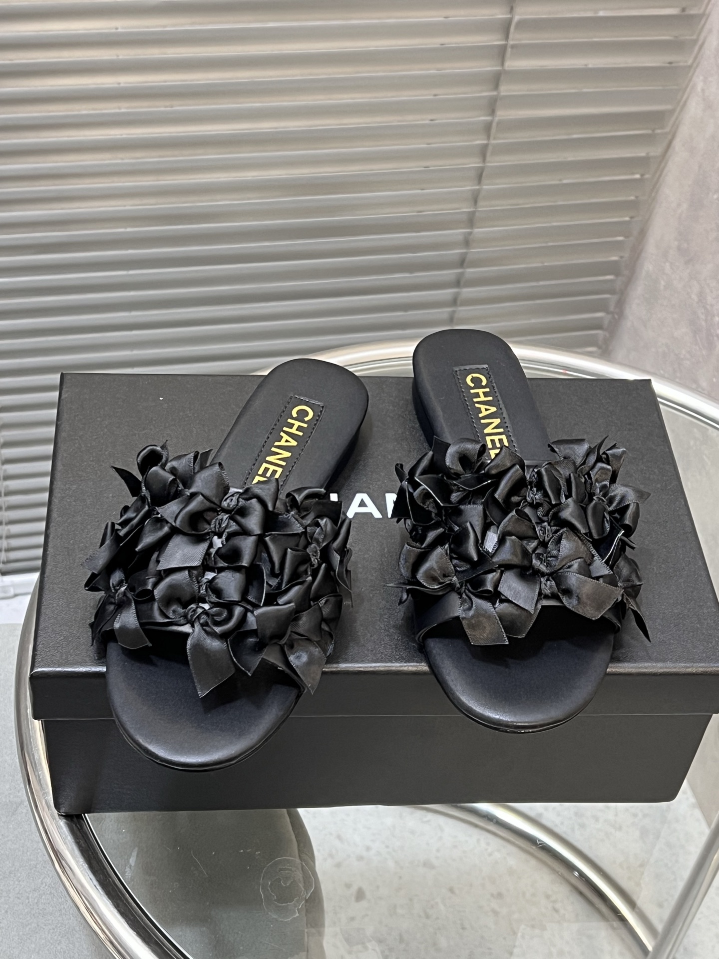 NO:240347,High-version Xiaoxiangjia single shoes CHANE*｜, big hit!  Xiaoxiang 2025a official website Chanel spring and summer sandals dancing shoes series new loafers full of retro style. Delicate shoe shape looks very likable, small round toe sets off the feet, giving people the retro sentimental shoes of the past, new European and American catwalks, hot products 1 original custom cowhide/original custom flowers 2 original cowhide inner 3 soles: original genuine leather outsole. Heel height 1.5 cm 4 size 35-41 (40 41 custom made without return or exchange), slippers, chanel, chanel, chanel, loafers, sandals, slippers, cowhide, Leather soles19860909高版本小香家单鞋CHANE*｜,大爆款！小香2025a官网香奈儿春夏凉鞋跳舞鞋系列新品乐福鞋满满的复古风 秀气的鞋型 看着就很讨喜,小圆头 衬托脚也变得瘦瘦的,上脚给人就是一年代的复古情怀鞋、欧美走秀新款,爆款产品 1原版定制牛皮/原版定制花朵 2原版牛皮内里 3大底:原版真皮大底.跟高1.5厘米 4码数35-41（40 41定做不退换）,拖鞋,chanel,chanel,chanel,loafers,sandals,slippers,cowhide,Leather soles,Women's Shoes