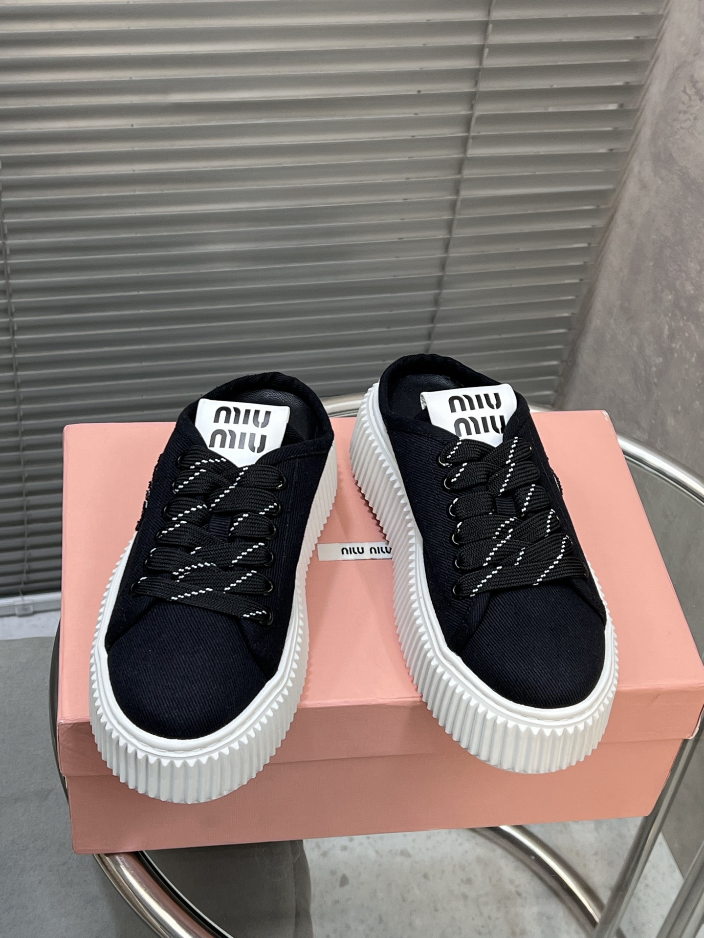 NO:240341,MiuMiu Miu Spring and Summer Show Cookies Shoes, Thick-soled Shoes, Sports Shoes Simple sports shoe design, highly recognizable tongue, creates a Buddhist sweet casual style~~ The aura on the feet is very casual, long skirts, shorts, shorts, wears a unique style~~ Choose high-density canvas surface, cowhide footbed, IP foamed sole height 4.5cm Size35-40, casual shoes/sports shoes, miumiu, sneakers, skirts, shorts, cowhide19860909MiuMiu缪缪春夏走秀款饼干鞋,厚底鞋,运动鞋 简约的运动板鞋设计,极具辨识度的鞋舌,打造佛系甜美的休闲风~~上脚气场十足随意搭配,长裙,短裙,短裤,穿出与众不同的风格~~  选用高密帆布面,牛皮垫脚内里,ip发泡大底高度4.5cm Size35—40,休闲鞋/运动鞋,miumiu,sneakers,skirts,shorts,cowhide,Women's Shoes