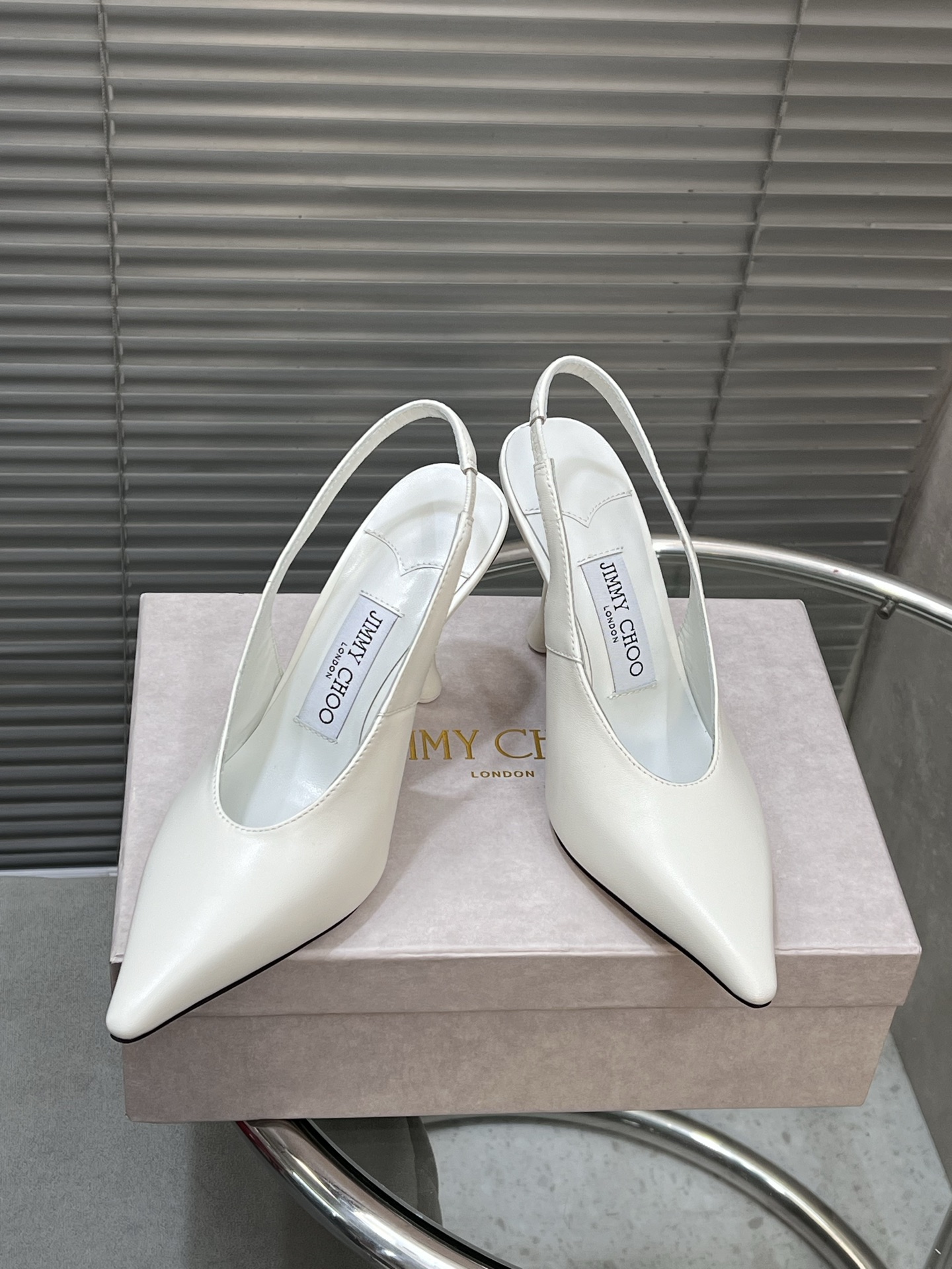 NO:240335,Jimmy Choo｜Zhou Yangjie's new pointed-toe high heels single shoes sandals JC home eternal classic simple design full of girlish style, modern and retro flavor, very simple dress or jeans, it can be the finishing touch. The upper is made of original cowhide, mixed-bred sheepskin in the inner lining, imported cowhide, heel height 10.5cm, size 35-42 (customized by 40/41/42), high heels sandals, jimmy choo, chanel, sandals, high heels, skirts, jeans, cowhide, sheepskin19860909Jimmy Choo｜周仰杰新款尖头高跟鞋单鞋凉鞋 JC家永恒经典之作 简约设计 满满的少女风 既摩登又复古的味道 非常的简连衣裙还是牛仔裤  它都能成为点睛之笔 鞋面采用原版牛皮 内里进口混种羊皮 意大利进口牛皮大底 跟高10.5cm 码数35-42（40/41/42定制）,高跟鞋凉鞋,jimmy choo,chanel,sandals,high heels,skirts,jeans,cowhide,sheepskin,Women's Shoes