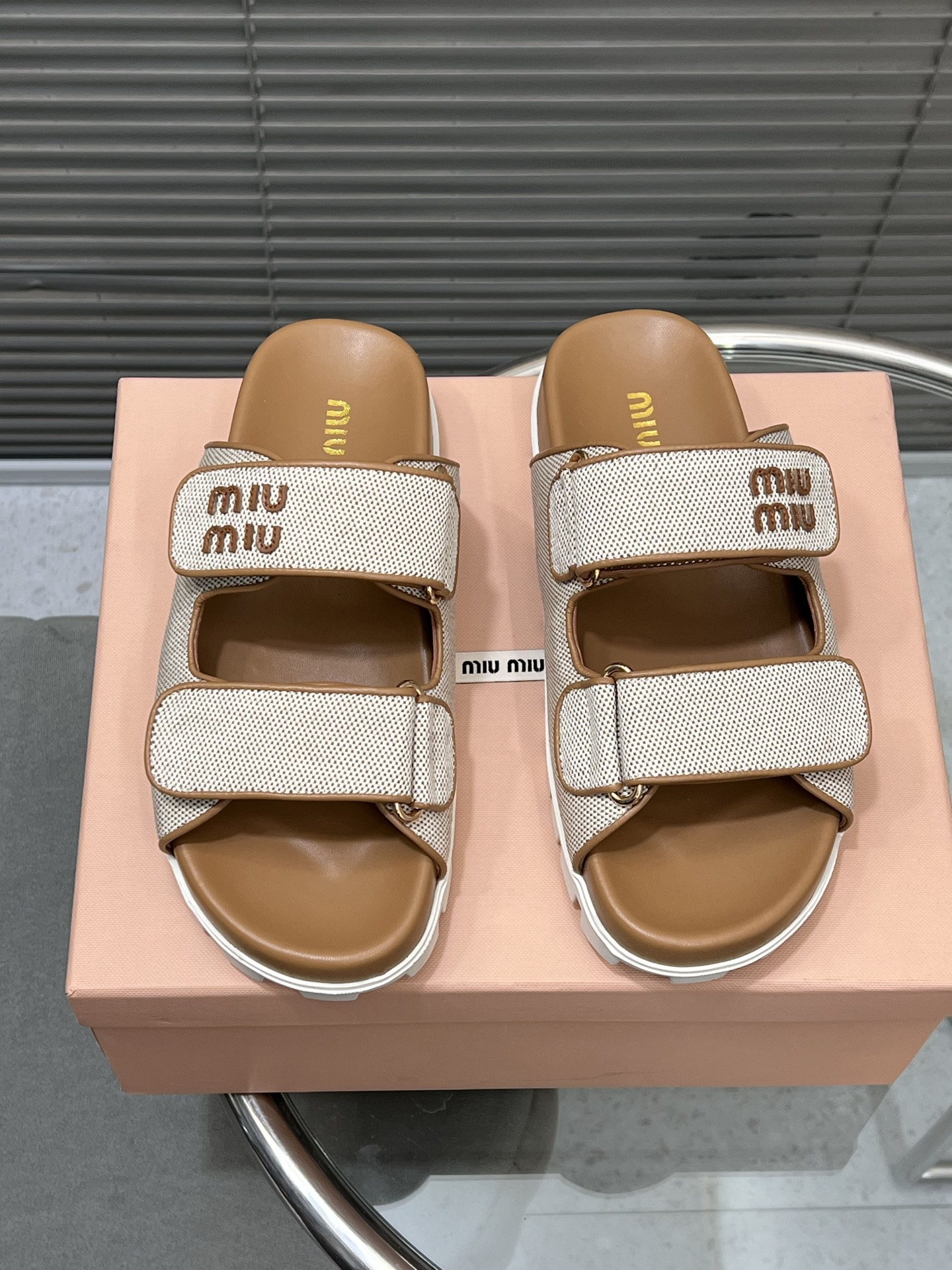 NO:240332,MIUMIU's new Velcro thick-soled flat-soled slippers Sandals The latest show in Paris Fashion Week, a new series of retro and high-end, comfort and fashion, design and matching different styles. The upper is original customized fabric. Inner: Original customized sheepskin inner lining, original mold-opening and non-slip sole Shoe size: 35-39 (40 customization, no return and exchange), slippers, miumiu, sandals, slippers, sheepskin19860909MIUMIU新款魔术贴厚底平底拖鞋 凉鞋 巴黎时装周最新走秀款,复古高级,舒适度与时髦度并存的开挂全新系列,设计搭配不同风格需求 鞋面原版定制布面 内里: 原版定制羊皮内里 大底原版开模防滑大底 鞋码: 35-39（40定制不退换）,拖鞋,miumiu,sandals,slippers,sheepskin,Women's Shoes