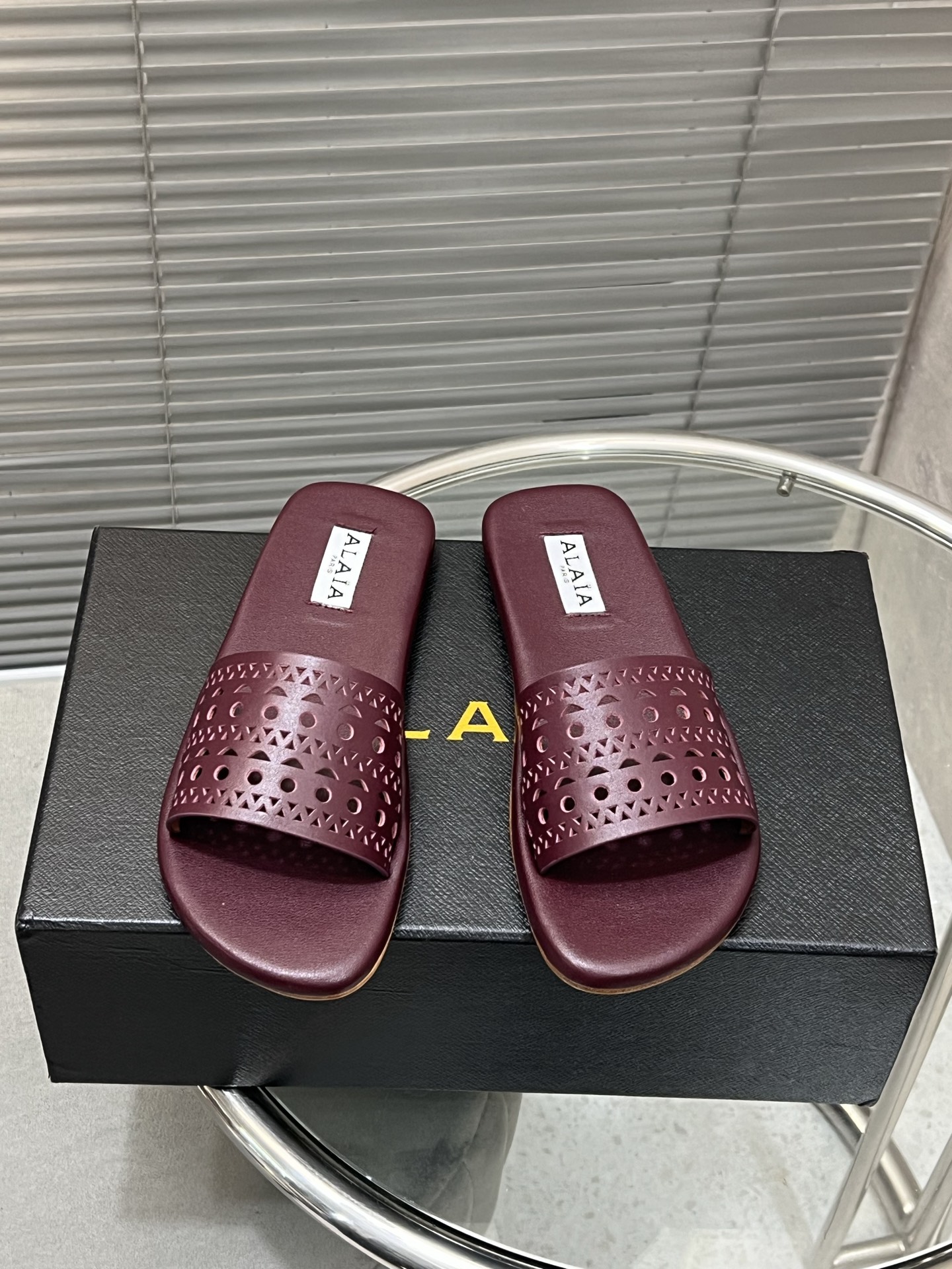 NO:240320,AlAIA flat slippers original imported cowhide soles imported from Italy Size35-41 (40/41 custom made without return or exchange), slippers, alaia, slippers, cowhide, Leather soles19860909AlAIA 阿莱亚平底拖鞋 面料原版进口牛皮 鞋底意大利进口真皮大底 Size35-41（40/41定制不退换）,拖鞋,alaia,slippers,cowhide,Leather soles,Women's Shoes