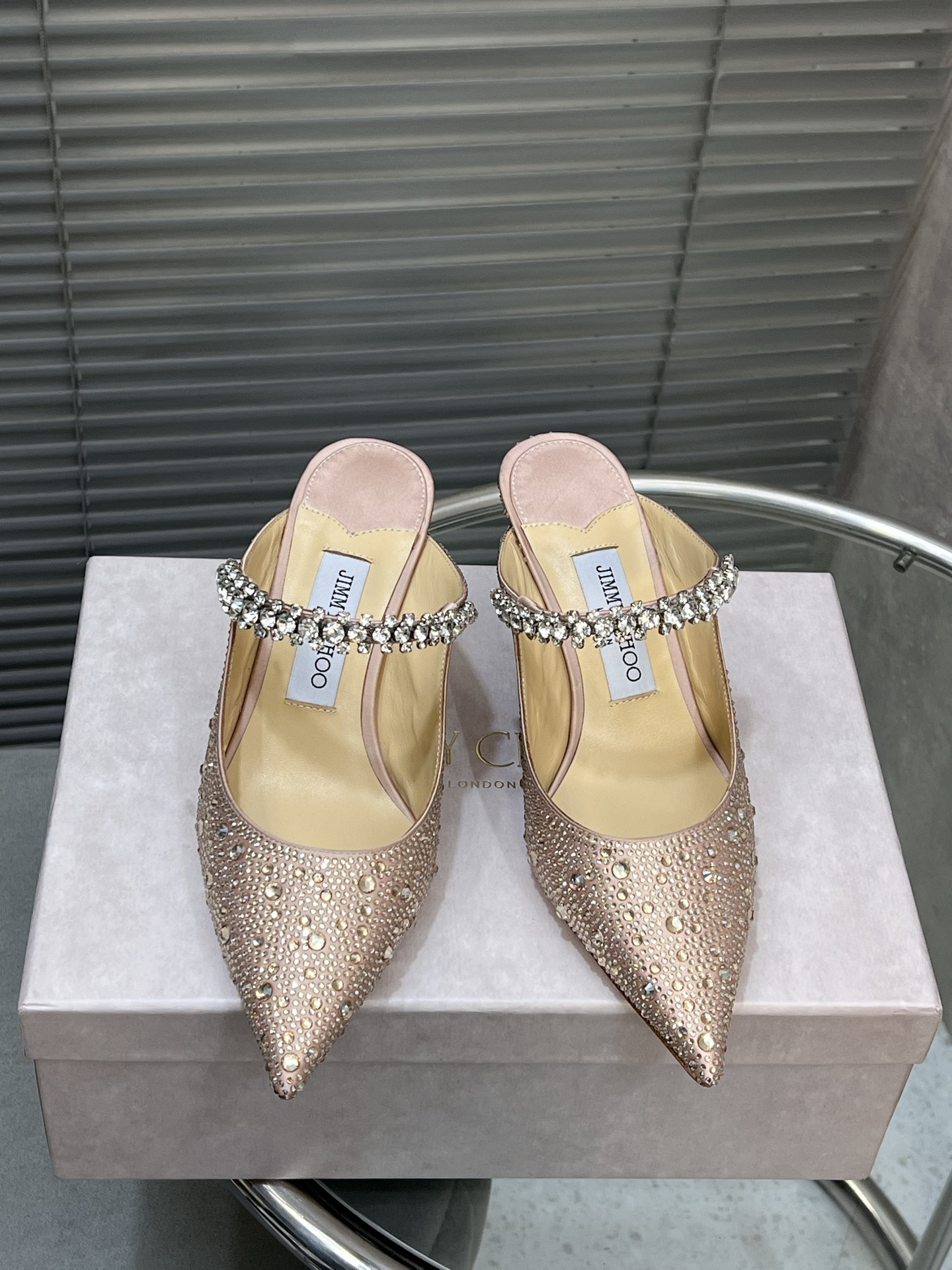 NO:240343,(Top version) Jimmy Choo｜Zhou Yangjie's new rhinestone chain pointed toe high heels shoes JC home eternal classic simple design full of girlish style modern and retro flavor very simple dress or jeans it can be the finishing touch The upper uses original imported rhinestones, imported mixed-bred sheepskin in the inner lining, imported cowhide, heel height 7cm, size 35-41 (customized by 34/40/41), semi-travel high heels, jimmy choo, chanel, high heels, skirts, jeans, cowhide, sheepskin19860909（顶级版本） Jimmy Choo｜周仰杰新款水钻链条尖头高跟鞋单鞋 JC家永恒经典之作 简约设计 满满的少女风 既摩登又复古的味道 非常的简连衣裙还是牛仔裤  它都能成为点睛之笔 鞋面采用原版进口水钻 内里进口混种羊皮 意大利进口牛皮大底 跟高7cm 码数35-41（34/40/41定制）,半拖高跟鞋,jimmy choo,chanel,high heels,skirts,jeans,cowhide,sheepskin,Women's Shoes