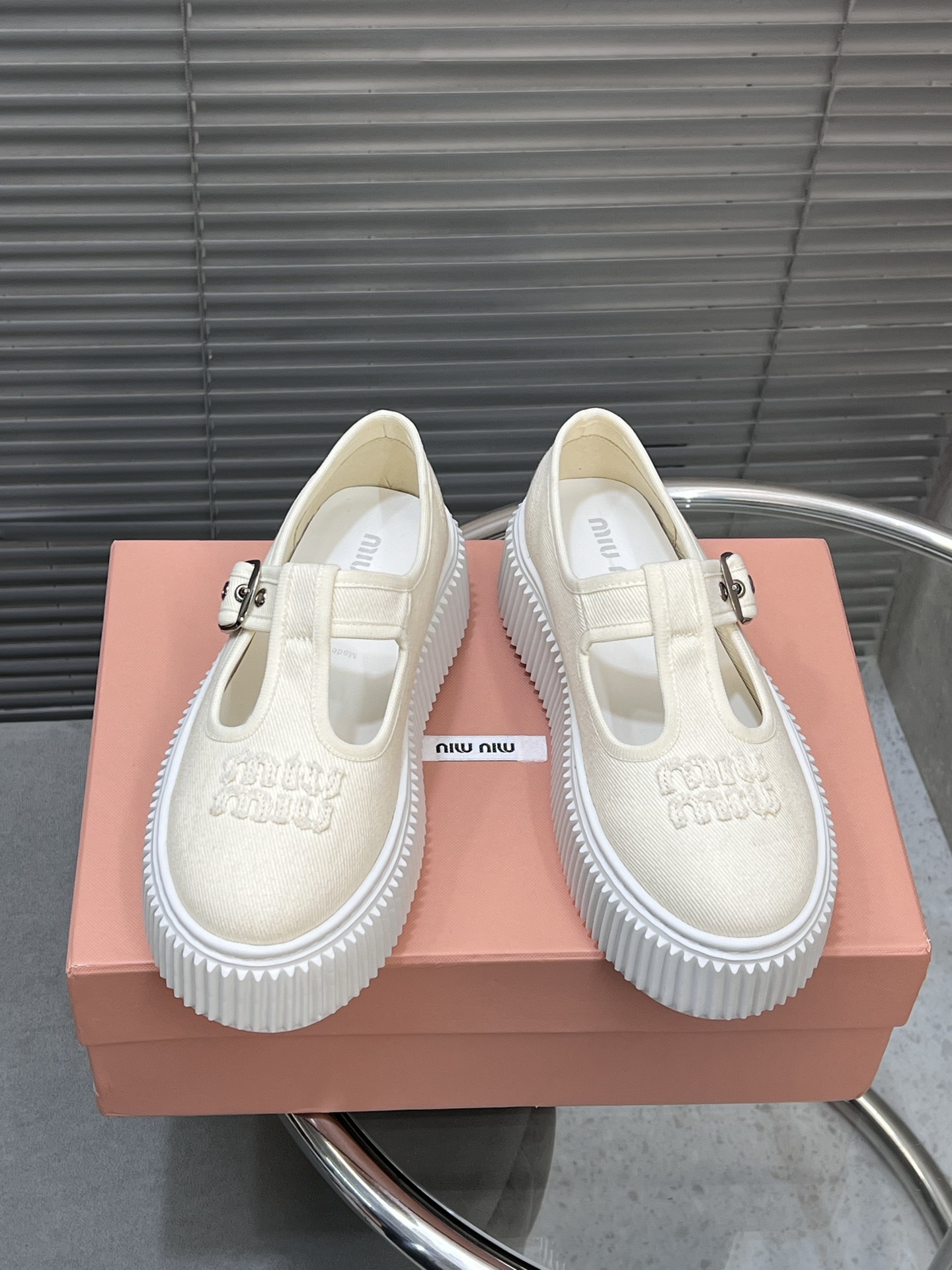 NO:240330,MiuMiu Miu Spring and Summer Show Cookies Shoes, Thick Sole Shoes, Ma Lizhen Simple Ma Lizhen Shoes Design, Recognizable tongue, create a Buddhist sweet casual style~~ The aura on the feet is very casual, long skirts, shorts, shorts, wear a unique style~~ Choose high-density canvas surface, cowhide footbed inside, IP foam sole height 4.5cm Size35-40, casual shoes/sports shoes, miumiu, sneakers, skirts, shorts, cowhide19860909MiuMiu缪缪春夏走秀款饼干鞋,厚底鞋,马丽珍 简约的马丽珍鞋设计,极具辨识度的鞋舌,打造佛系甜美的休闲风~~上脚气场十足随意搭配,长裙,短裙,短裤,穿出与众不同的风格~~  选用高密帆布面,牛皮垫脚内里,ip发泡大底高度4.5cm Size35—40,休闲鞋/运动鞋,miumiu,sneakers,skirts,shorts,cowhide,Women's Shoes