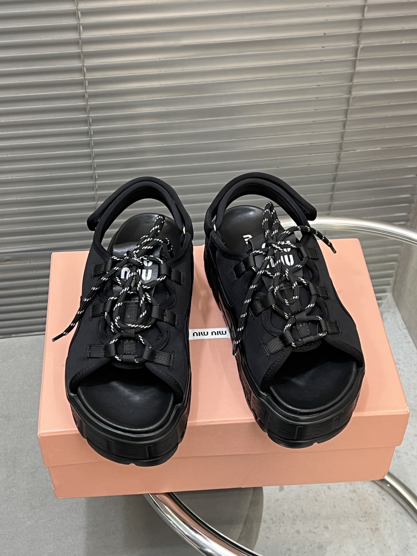 NO:240340,MiuMiu Miu Miu autumn and winter new thick-soled sandals. Miu Miu Miu's new model is now on the verge of hanging up this year!  It looks very good, not only increases the height, but also does not sink. This shoe is highly recommended to wear, it is also very easy to wear. There is also a small brand of Miu Miu logo on the shoelaces, and it adds a little flexibility., Imported lycra on the upper, imported lycra on the inner lining, outsole, Ev foamed sole, size 34-40 (40 custom made without return or exchange), sandals, miumiu, sandals19860909MiuMiu缪缪秋冬新款厚底凉鞋 缪缪新款今年设计师快挂啦！好好看,不仅增高,底也不沉,这款鞋子强烈推荐上脚,也太好穿了吧,鞋带上还有Miu Miu logo的小名牌,更添加一丝灵动,,, 鞋面进口莱卡, 内里进口莱卡 大底,Ev发泡大底 码数34-40（40定制不退换),凉鞋,miumiu,sandals,Women's Shoes