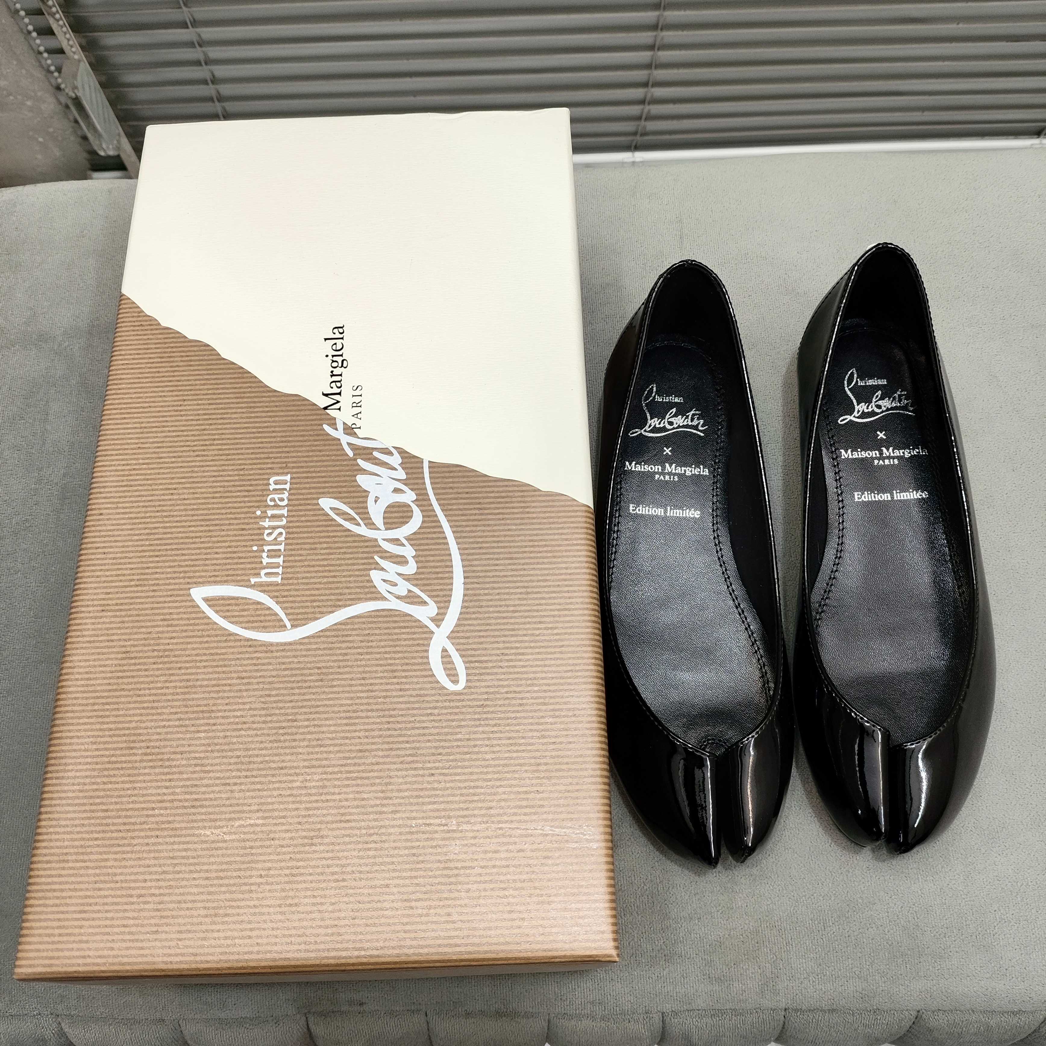 NO:240307,CL x Maison margiel* 25SS split-toe flat shoes Maison Margiela and Christian Louboutin launch their first joint shoe series. The new collaboration is centered on two intertwined design concepts, showing fashion designer John Galliano and shoe master Christian Louboutin’s unique creative language shoe styles cleverly integrate the design genes of the two major brands, presenting unique styles and commonalities. Maison Margiela’s iconic Tabi  The three shoes are decorated with the designer's classic red sole, and the classic toe design is reinterpreted with its exquisite craftsmanship and spliced ​​by two independent materials, rather than the traditional toe cutting process, giving the shoe an elegant heart-shaped outline, just like the female clavicle lines. This design cleverly echoes the 