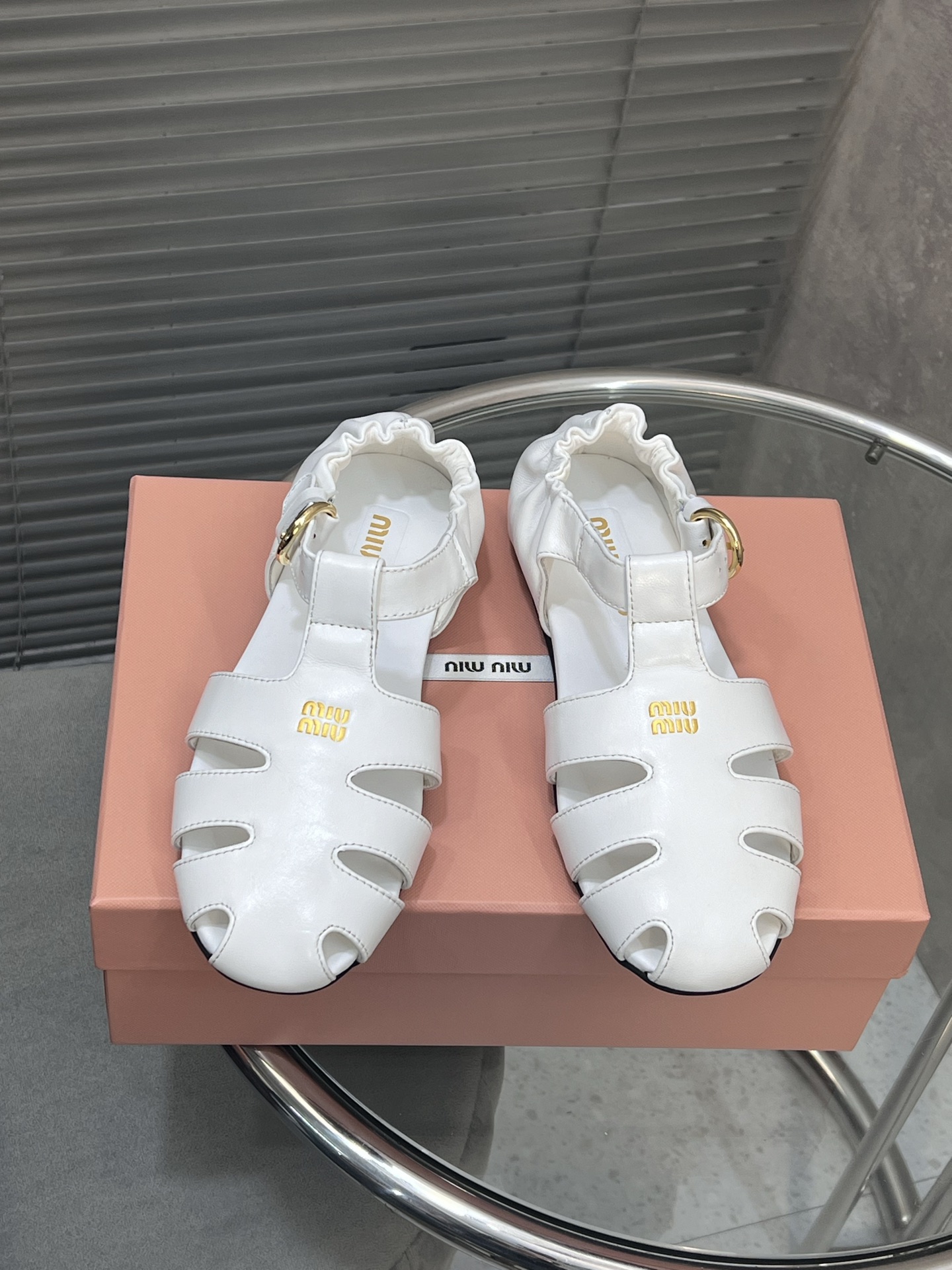 NO:240319,Miumiu 2025 Early Spring and Summer Baotou Roman Sandals Official Spring and Summer Show new style, fashionable and versatile, super versatile whether worn barefoot or with socks!  Original version one-to-one development, custom imported cowhide, inner sheepskin, sole counter, size 34-41 (34.4041 custom made, no return or exchange), sandals, miumiu, sandals, cowhide, sheepskin, socks19860909miumiu缪缪2025早春夏包头罗马凉鞋 官方春夏走秀新款,时髦百搭,无论光脚穿还是搭配袜子穿都超级百搭！原版一比一开发 鞋面定制进口牛皮 内里羊皮 鞋底专柜大底 码数34-41（34.4041订做不退换）,凉鞋,miumiu,sandals,cowhide,sheepskin,socks,Women's Shoes