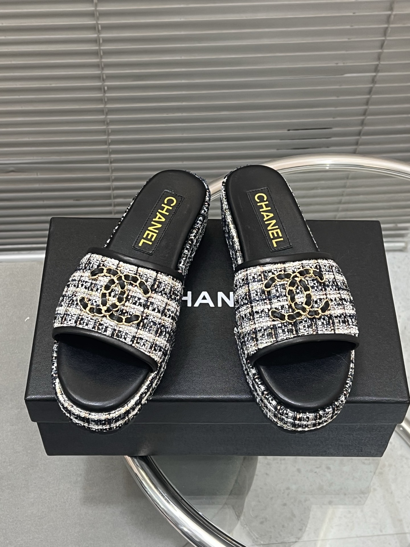 NO:240328,Chanel 25C early spring vacation series thick-soled slippers!  This is the season of Sweetheart Barbie. How many beautiful grandma girls will be flooded with their hearts? A shiny feeling. Classic large-scale design. Custom upper fabric and sheepskin. Height 5.5cm. Size: 35-41 (customized for 40/41), slippers, chanel, slippers, sheepskin.19860909Chanel 25C早春度假系列厚底拖鞋！ 这是甜心芭比的一季 又要让多少香奶奶女孩少女心泛滥 让人眼前一亮的感觉 经典的大标设计 鞋面定制面料、内里羊皮 高5.5cm Size:35-41（40/41定做）,拖鞋,chanel,slippers,sheepskin,Women's Shoes