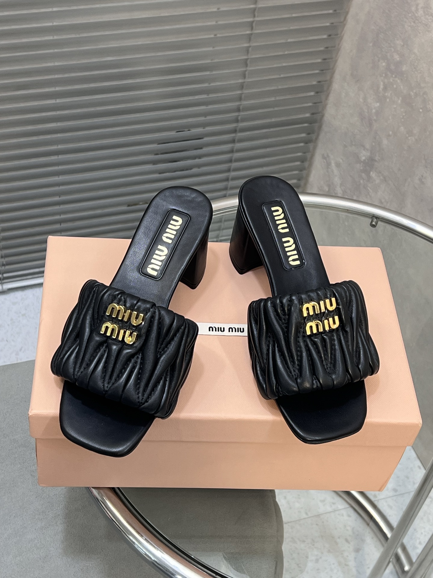 NO:240303,Miumi* Spring and summer new flat lambskin sandals slippers upper diamond lambskin sole Italian leather outsole heel height 7cm size 35-39 (customized by 40/41), slippers, miumiu, sandals, slippers, sheepskin, Leather soles19860909Miumi*缪缪春夏新款平底小羊皮凉鞋拖鞋 鞋面菱格小羊皮 鞋底意大利真皮大底 跟高7cm 码数35-39（40/41定制）,拖鞋,miumiu,sandals,slippers,sheepskin,Leather soles,Women's Shoes