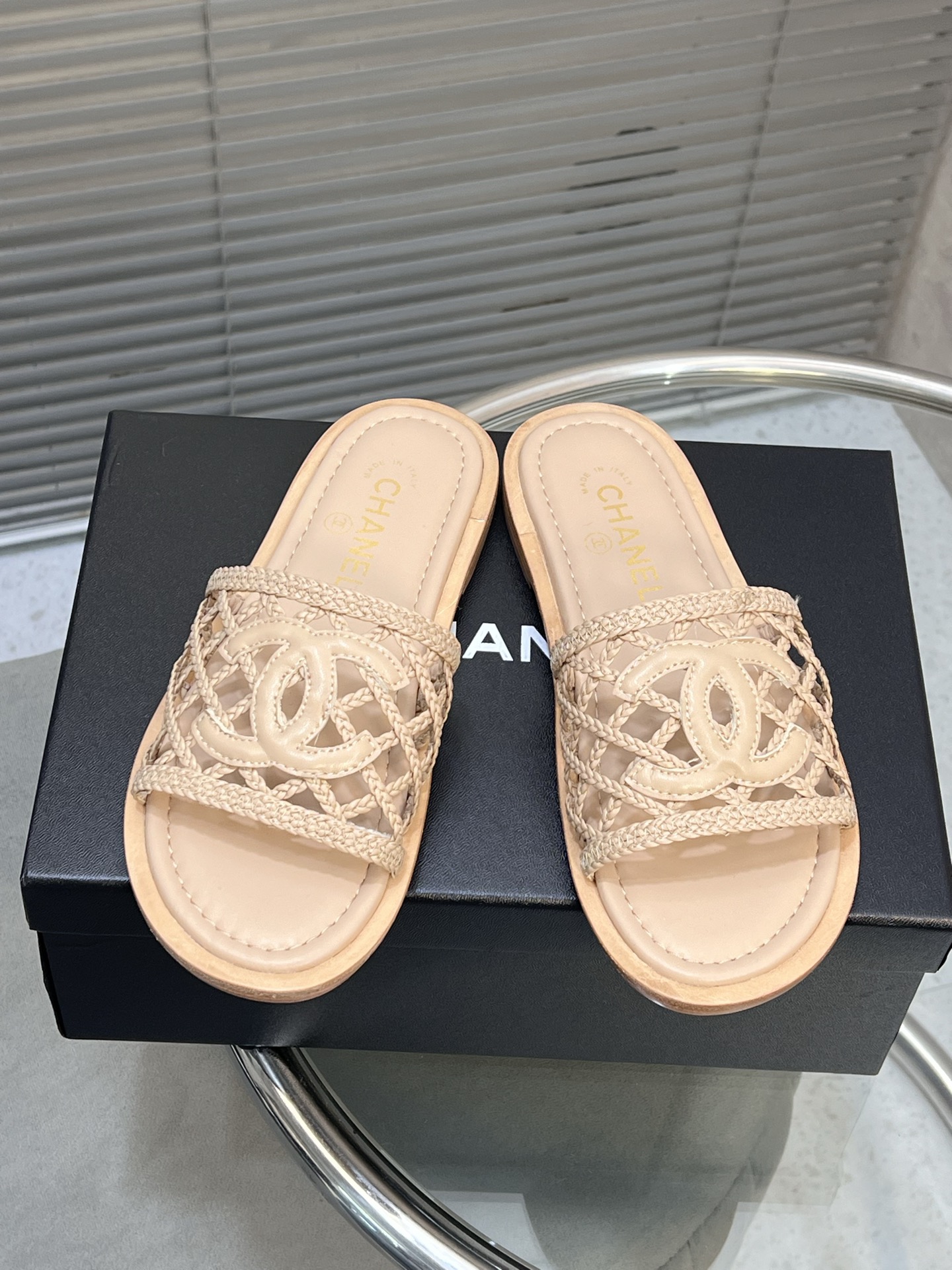 NO:240305,Chanel Xiaoxiang Spring and Summer New Weaving Hollow Slippers Top Version!  Original braided upper, inner sheepskin, original leather outsole. Size:35-42 (customized by 40/41/42), slippers, chanel, slippers, sheepskin, Leather soles19860909Chanel小香春夏新品编织镂空拖鞋 顶级版本！ 鞋面原版编织面, 内里羊皮, 原版真皮大底. Size:35-42（40/41/42定做）,拖鞋,chanel,slippers,sheepskin,Leather soles,Women's Shoes
