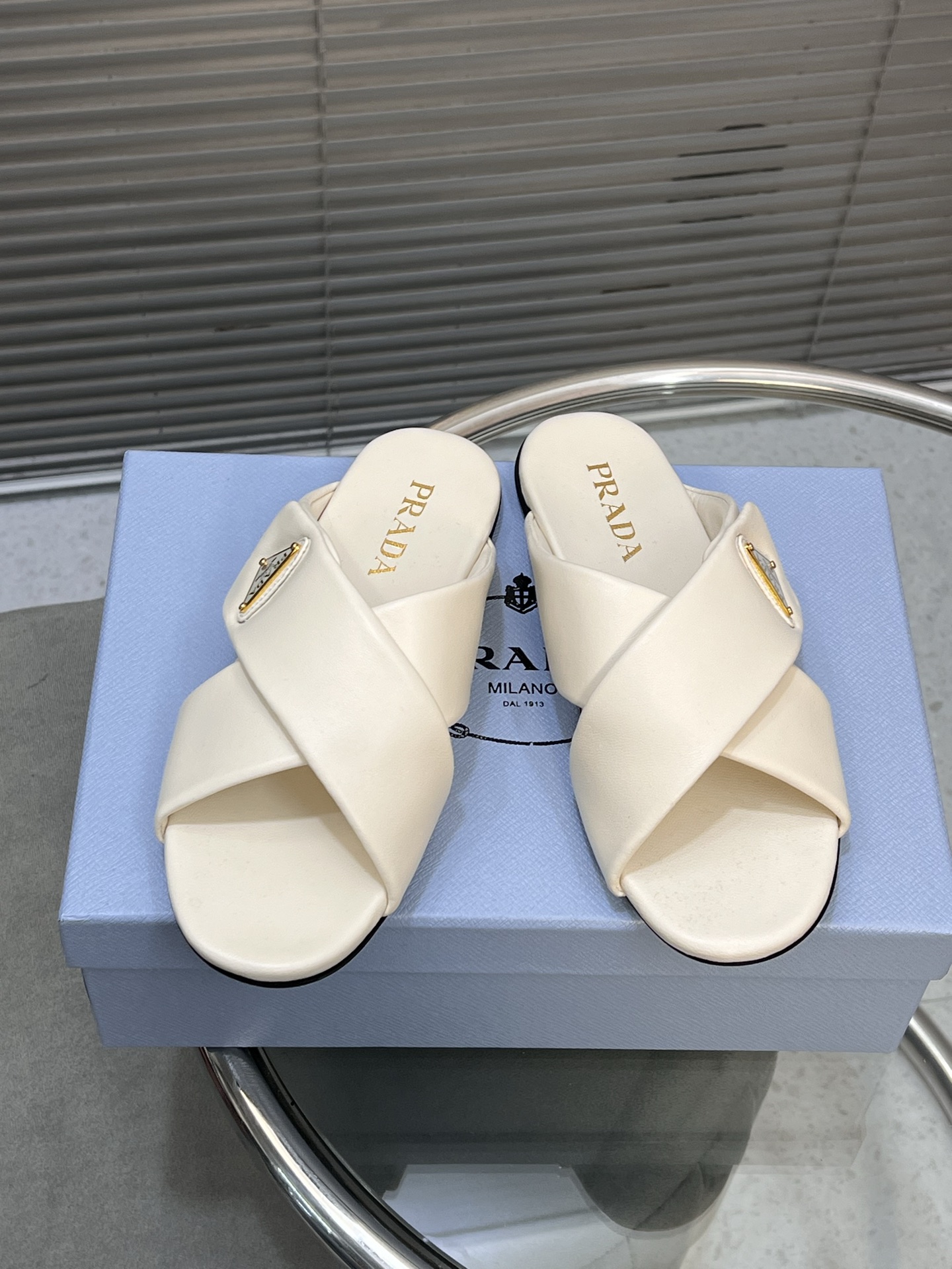 NO:240314,PRADA Spring and Summer New Cross Slippers. Top Version Fabric Sheepskin Sheepskin Footsteps/Inner, Original Open-Model Sole!  Size 35-41 (customized by 40/41), slippers, prada, prada, slippers, sheepskin19860909PRADA普拉达春夏新款交叉拖鞋.顶级版本 面料羊皮 羊皮垫脚/内里、 原版开模大底！ 码数35-41（40/41定做）,拖鞋,prada,prada,slippers,sheepskin,Women's Shoes