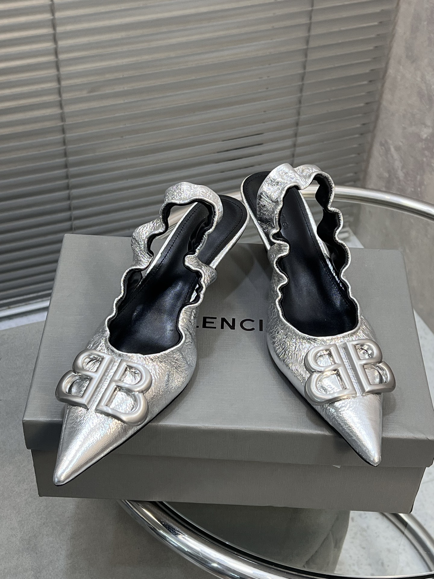 NO:240316,Balenciaga 25s spring and summer new style, double B button pointed toe, sandals, single shoes, high heels!  Imported butter leather, Neli sheep, Italian imported leather, heel height 5.5cm Size#35-42 (40/41/42 custom made without return), sandals, balenciaga, sandals, high heels, Leather soles19860909Balenciaga 25s春夏新款 双B 扣尖头 凉鞋 单鞋 高跟鞋！ 材质进口牛油皮 内里羊里 大底意大利进口真皮大底 跟高5.5cm Size#35-42（40/41/42订做不退换）,凉鞋,balenciaga,sandals,high heels,Leather soles,Women's Shoes