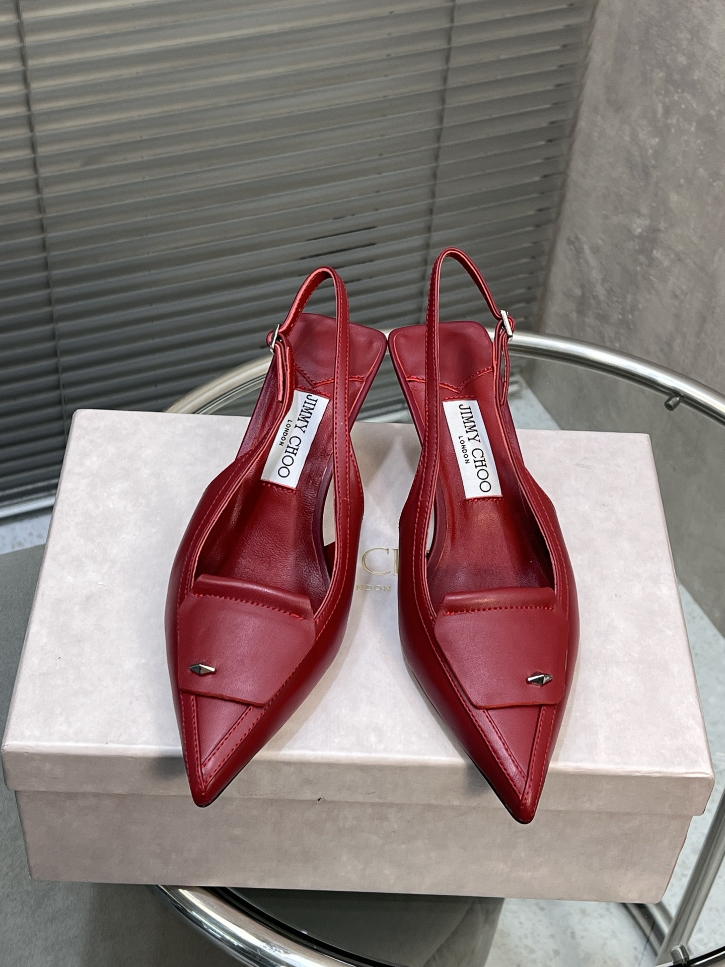 NO:240317,Jimmy Choo｜Zhou Yangjie's new pointed-toe high heels single shoes sandals JC home eternal classic simple design full of girlish style, modern and retro flavor, very simple dress or jeans, it can be the finishing touch, the upper is original cowhide, the inner imported mixed-bred sheepskin, Italian imported cowhide, heel height 7cm, size 35-40 (40 customization), sandals, jimmy choo, chanel, sandals, high heels, skirts, jeans, cowhide, sheepskin19860909Jimmy Choo｜周仰杰新款尖头高跟鞋单鞋凉鞋 JC家永恒经典之作 简约设计 满满的少女风 既摩登又复古的味道 非常的简连衣裙还是牛仔裤  它都能成为点睛之笔 鞋面采用原版牛皮 内里进口混种羊皮 意大利进口牛皮大底 跟高7cm 码数35-40（40定制）,凉鞋,jimmy choo,chanel,sandals,high heels,skirts,jeans,cowhide,sheepskin,Women's Shoes